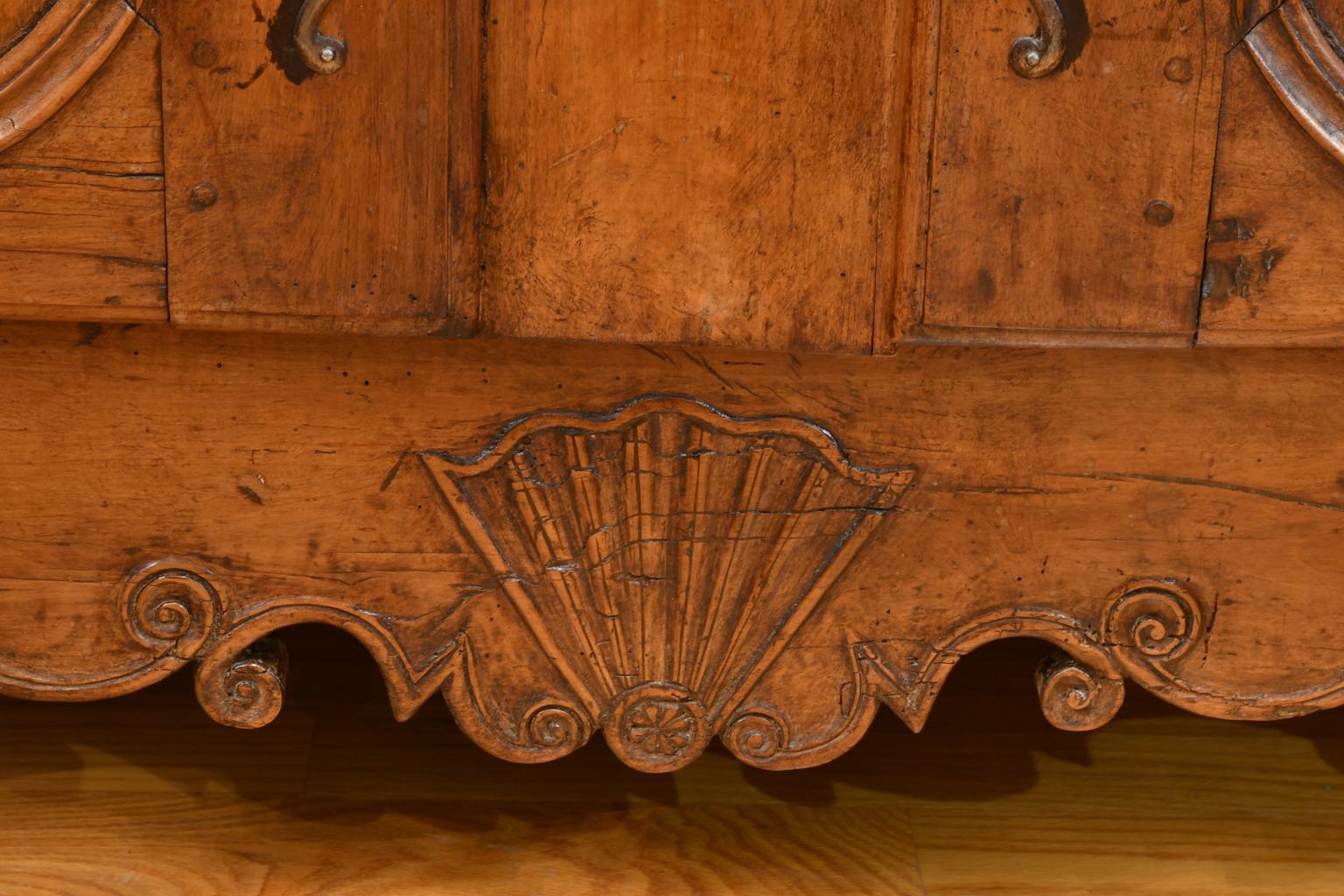 Antique French del XVIII secolo, mobile buffet Luigi XV in legno di ciliegio In condizioni buone in vendita a Miami, FL