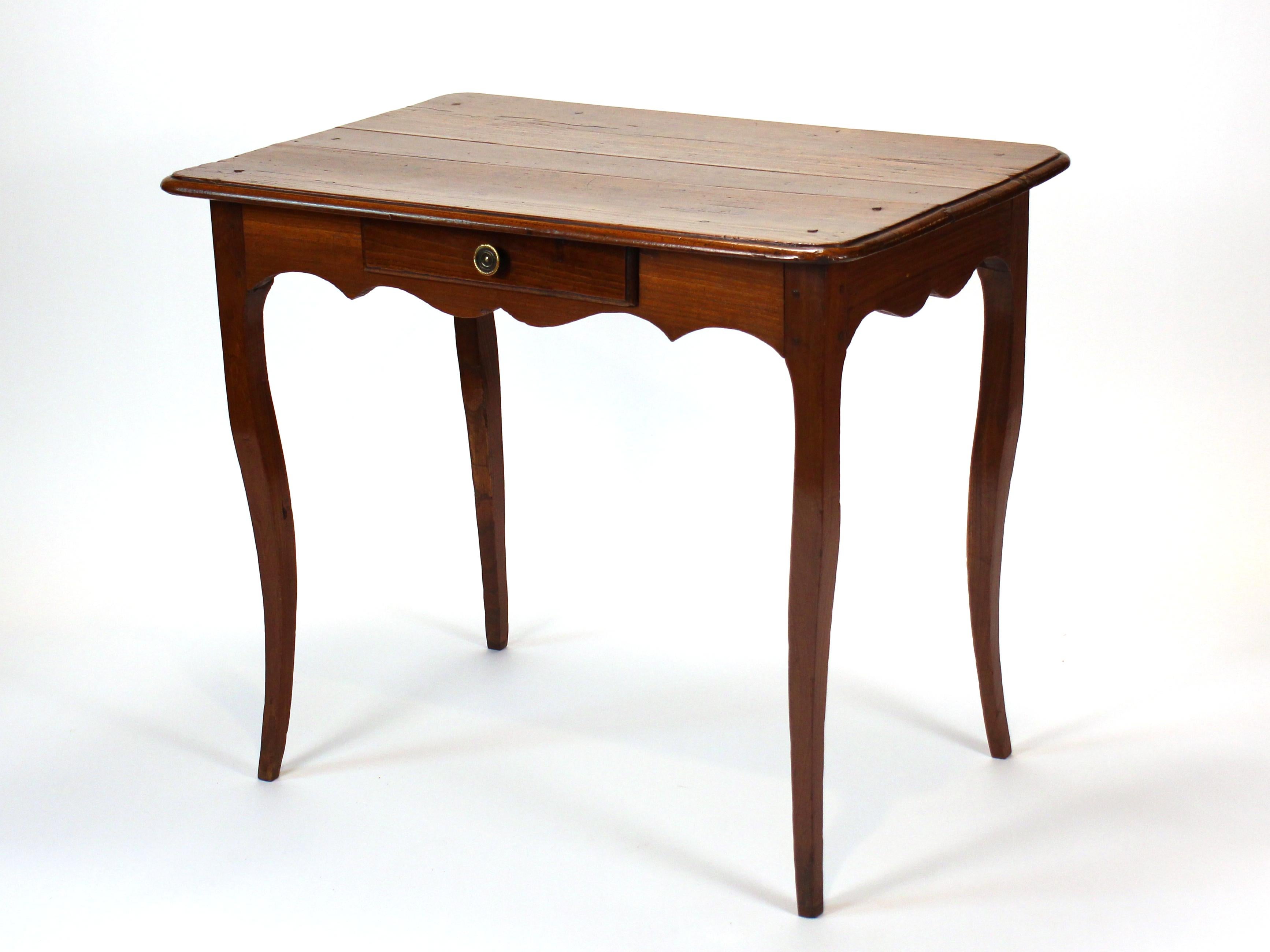 Table d'appoint ancienne Louis XV du 18e siècle en mûrier - Elegance et simplicité en vente 4