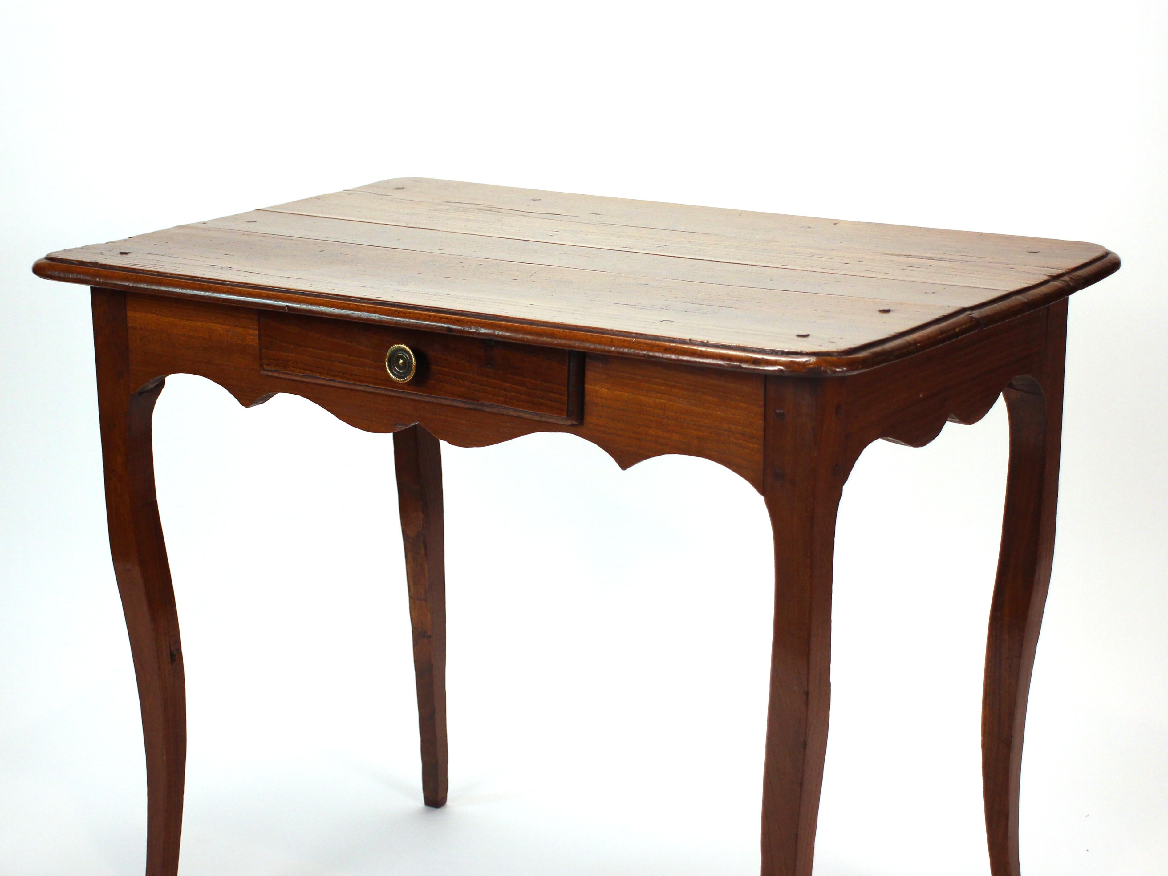 Table d'appoint ancienne Louis XV du 18e siècle en mûrier - Elegance et simplicité en vente 5