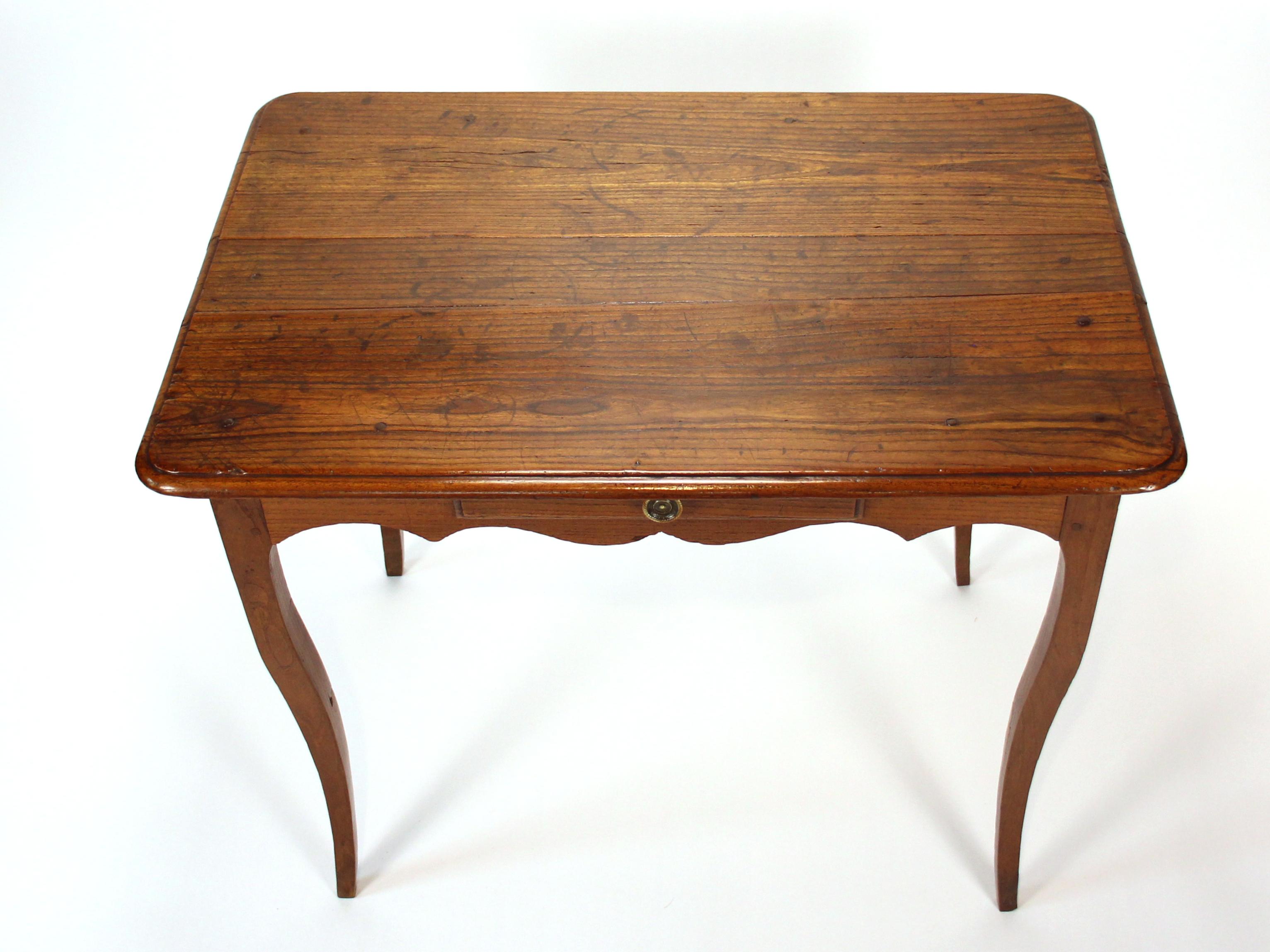 Table d'appoint ancienne Louis XV du 18e siècle en mûrier - Elegance et simplicité en vente 6