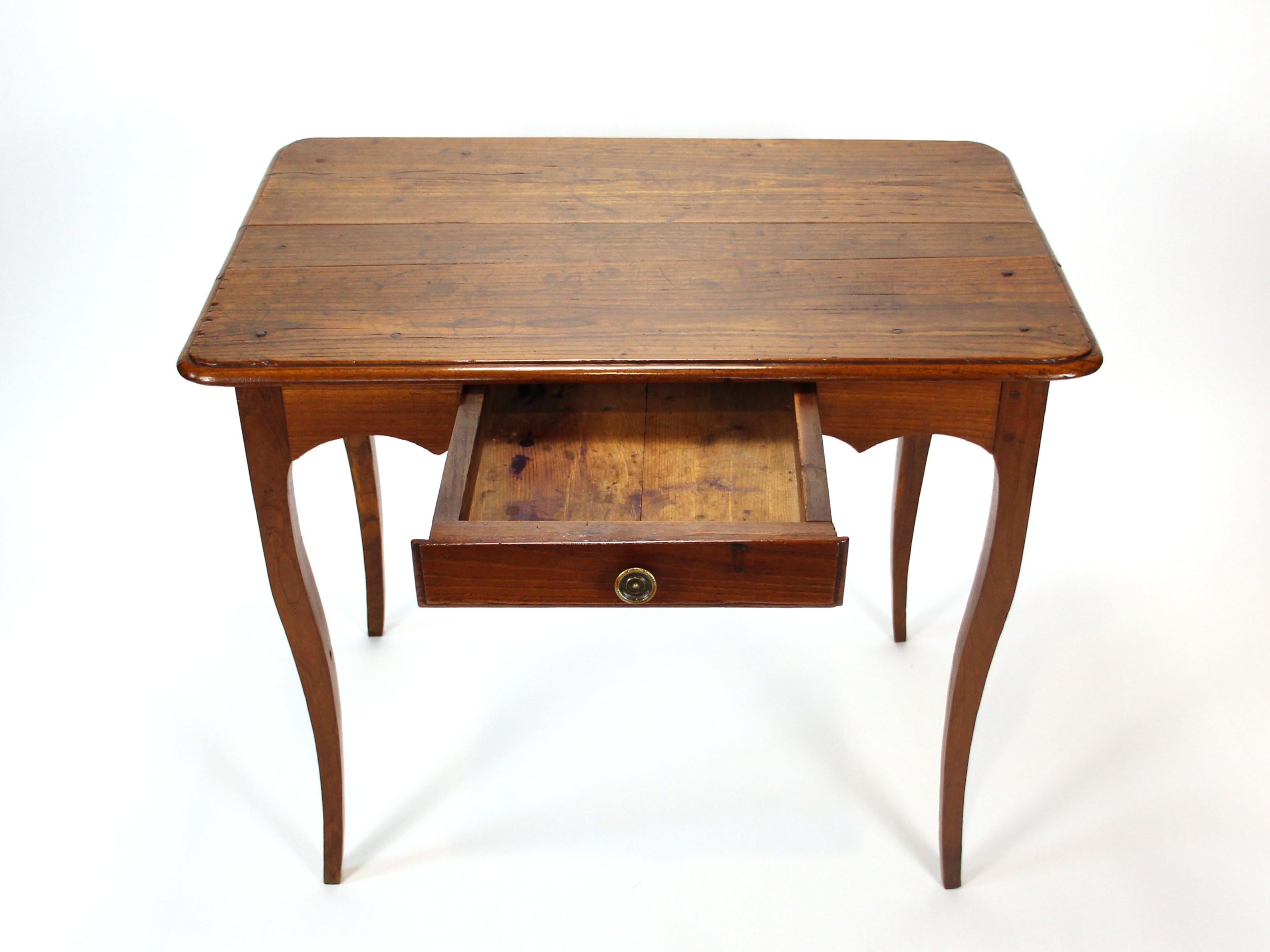 Table d'appoint ancienne Louis XV du 18e siècle en mûrier - Elegance et simplicité en vente 7