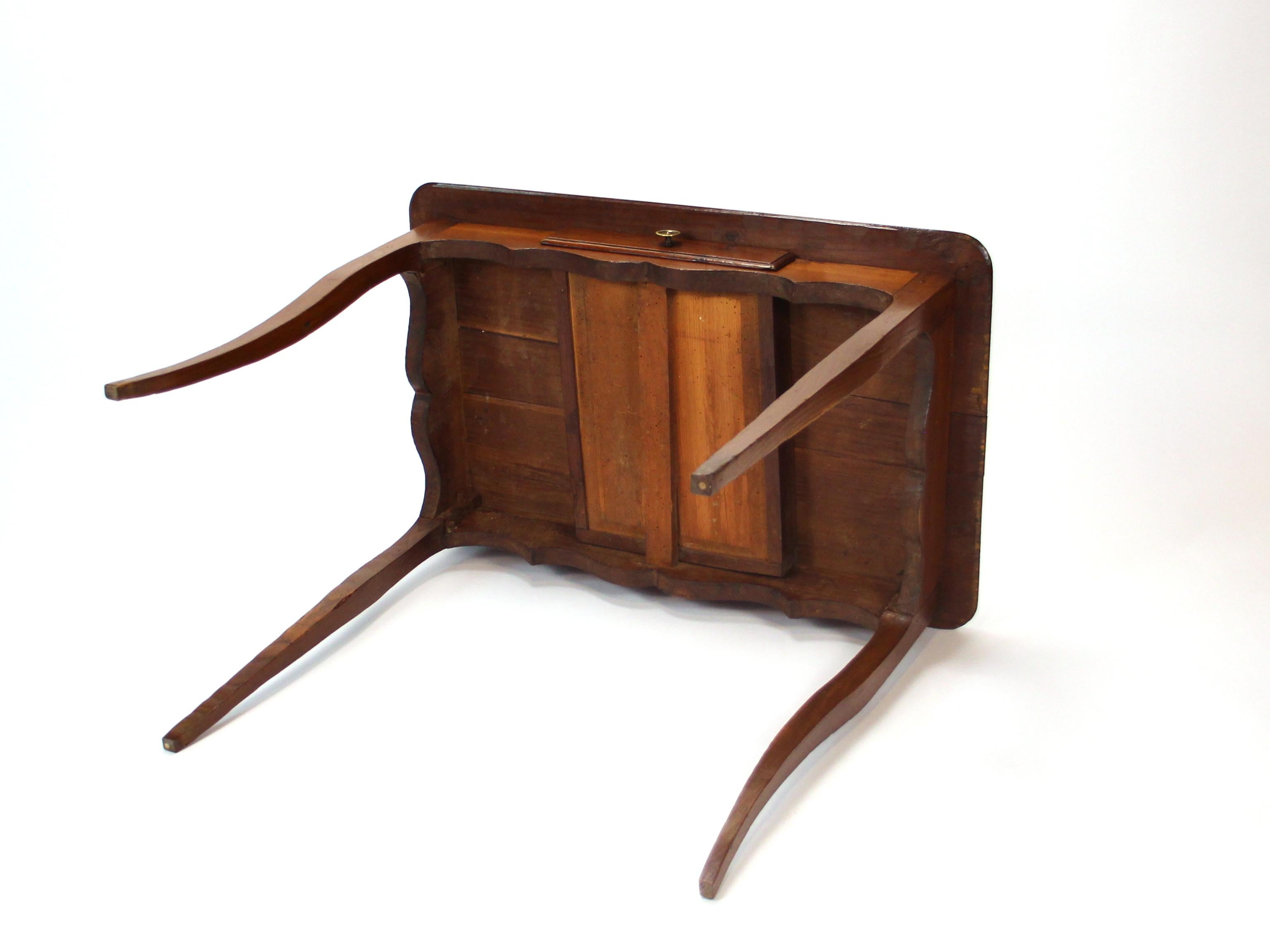 Table d'appoint ancienne Louis XV du 18e siècle en mûrier - Elegance et simplicité en vente 10