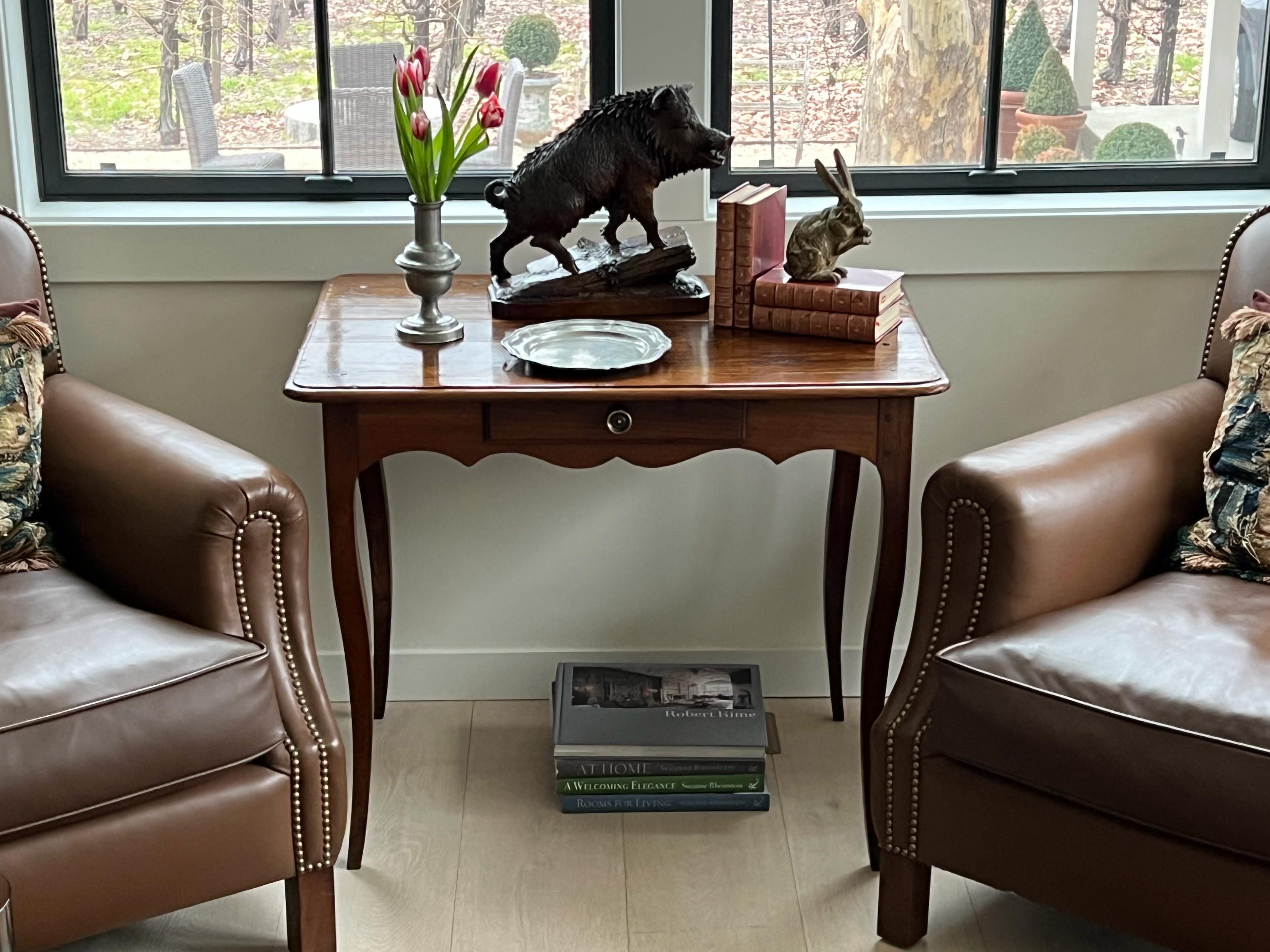 Une table française séduisante avec deux siècles d'histoire, des bois rares et des détails précieux, le tout dans l'élégance simple du style provincial de Louis XV.

Cette table du XVIIIe siècle date d'environ 1770 et est 