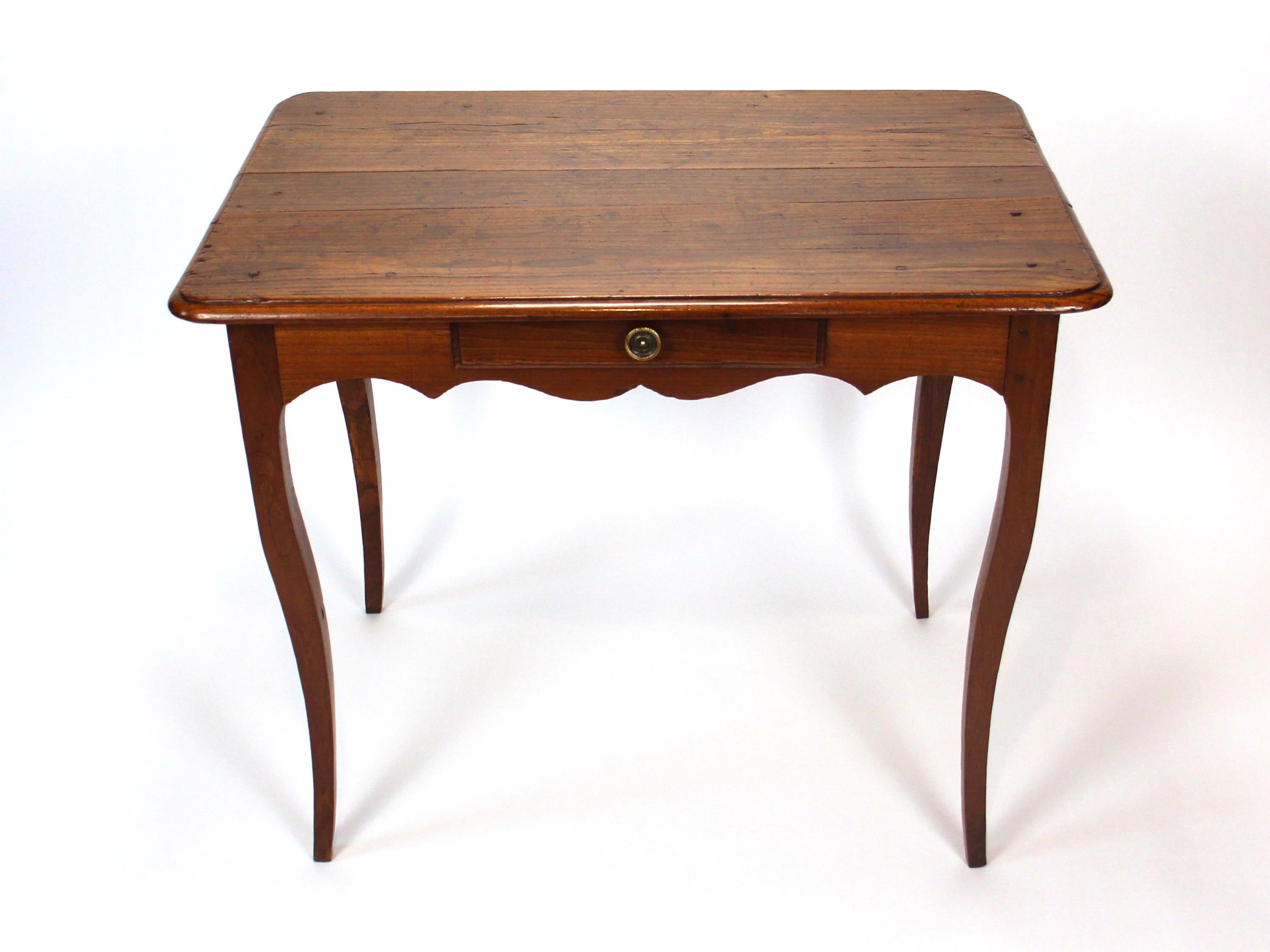 Français Table d'appoint ancienne Louis XV du 18e siècle en mûrier - Elegance et simplicité en vente