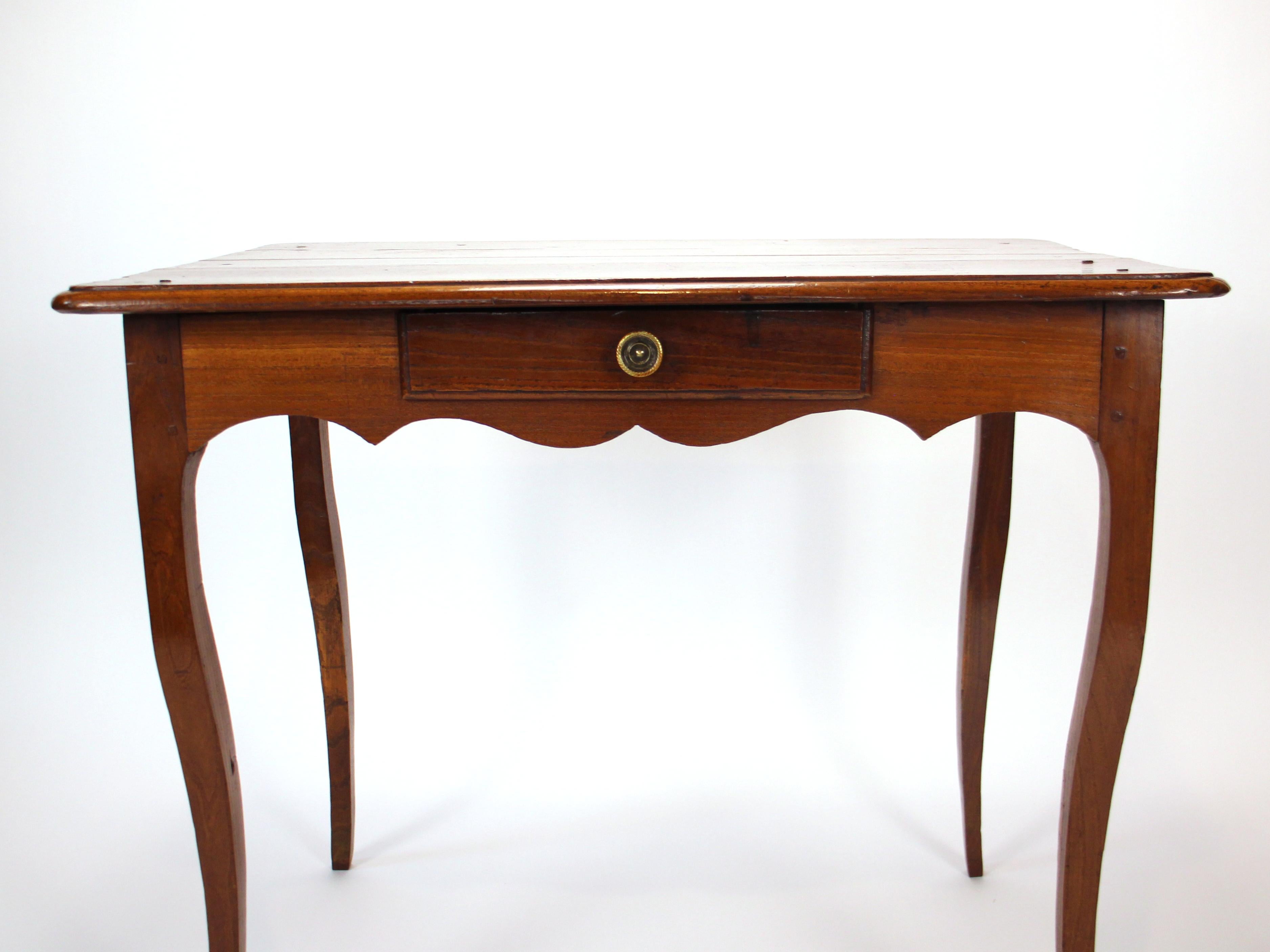 Table d'appoint ancienne Louis XV du 18e siècle en mûrier - Elegance et simplicité Bon état - En vente à Saint Helena, CA