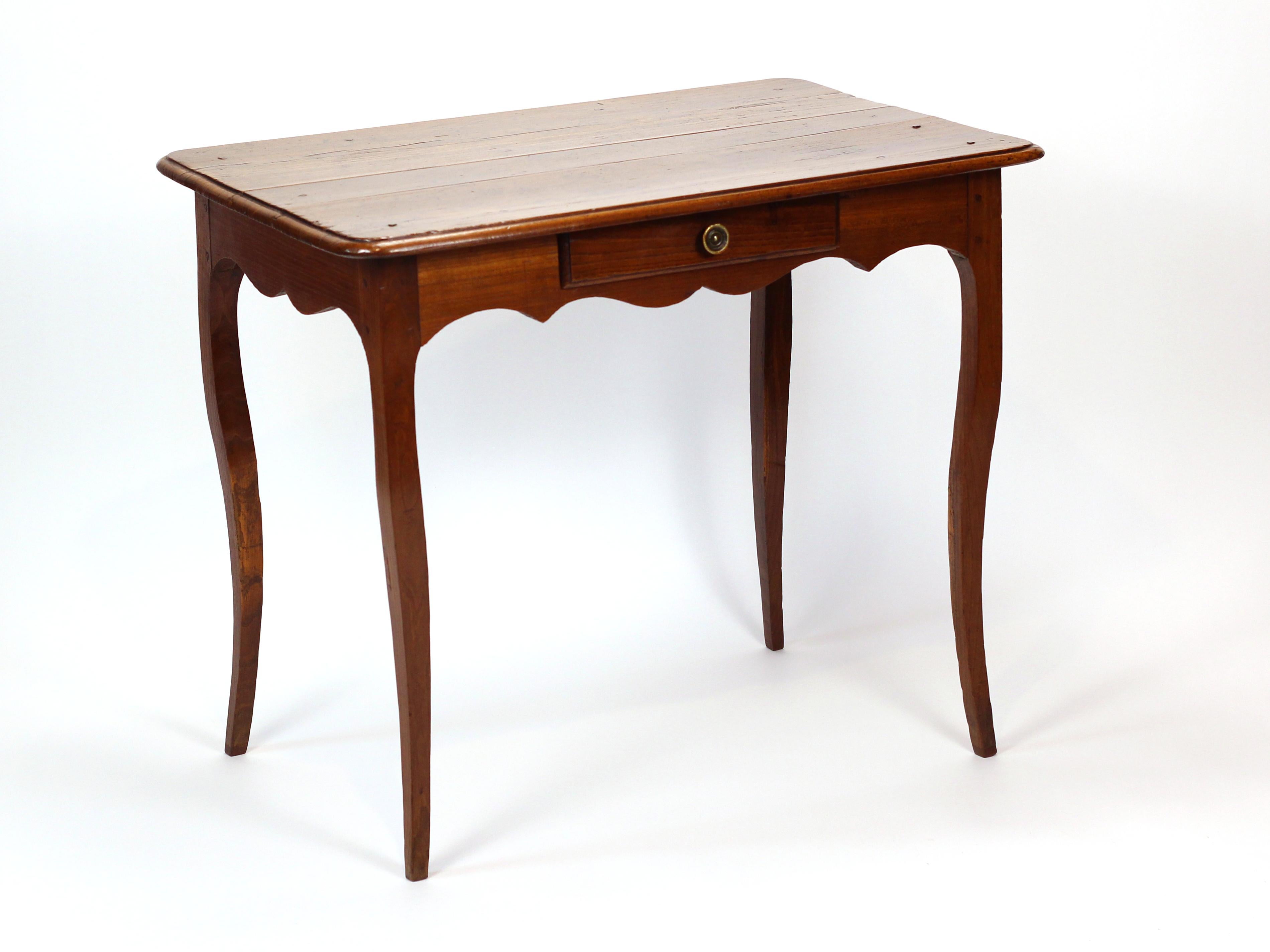 XVIIIe siècle Table d'appoint ancienne Louis XV du 18e siècle en mûrier - Elegance et simplicité en vente