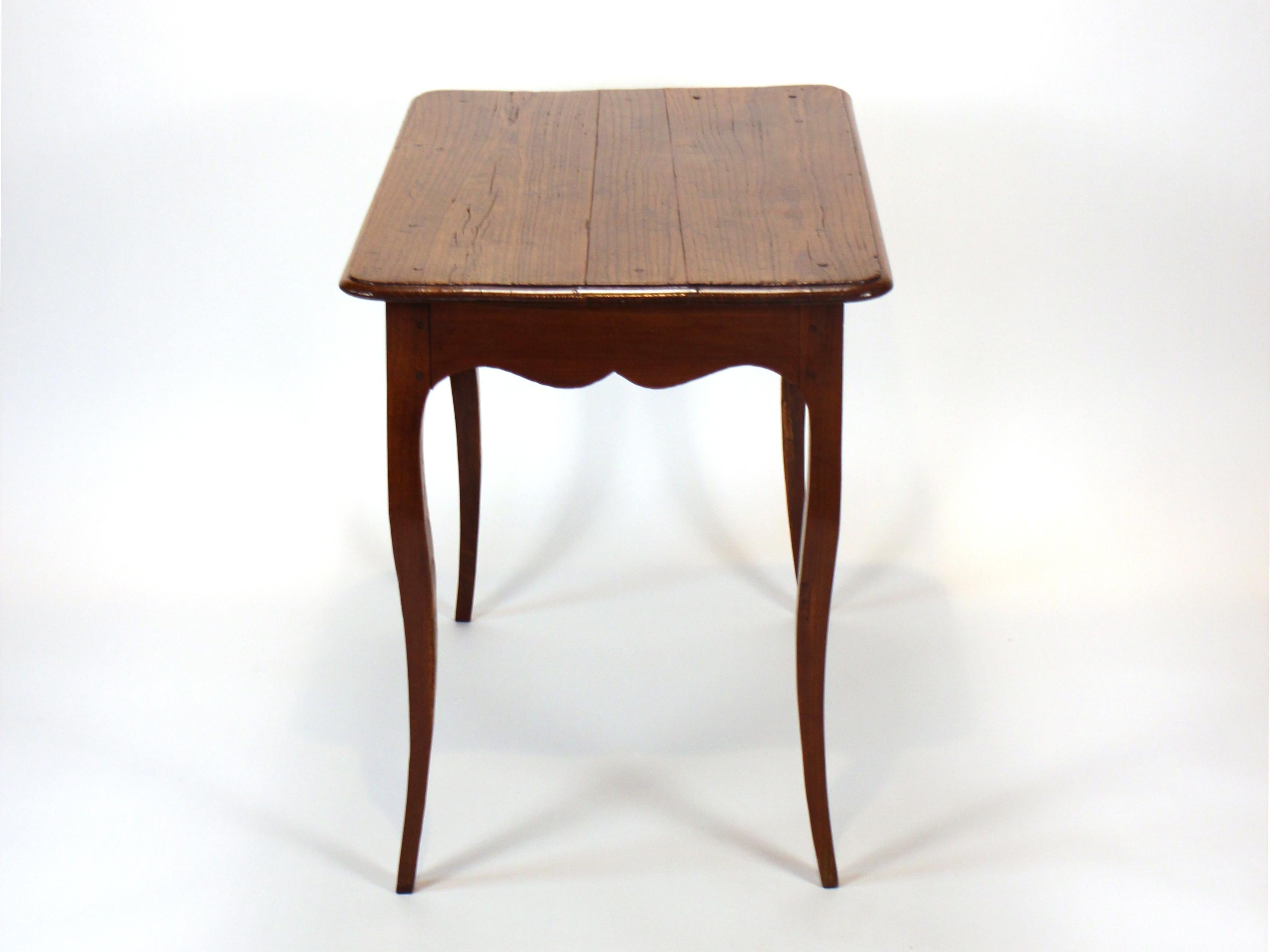 Bois Table d'appoint ancienne Louis XV du 18e siècle en mûrier - Elegance et simplicité en vente