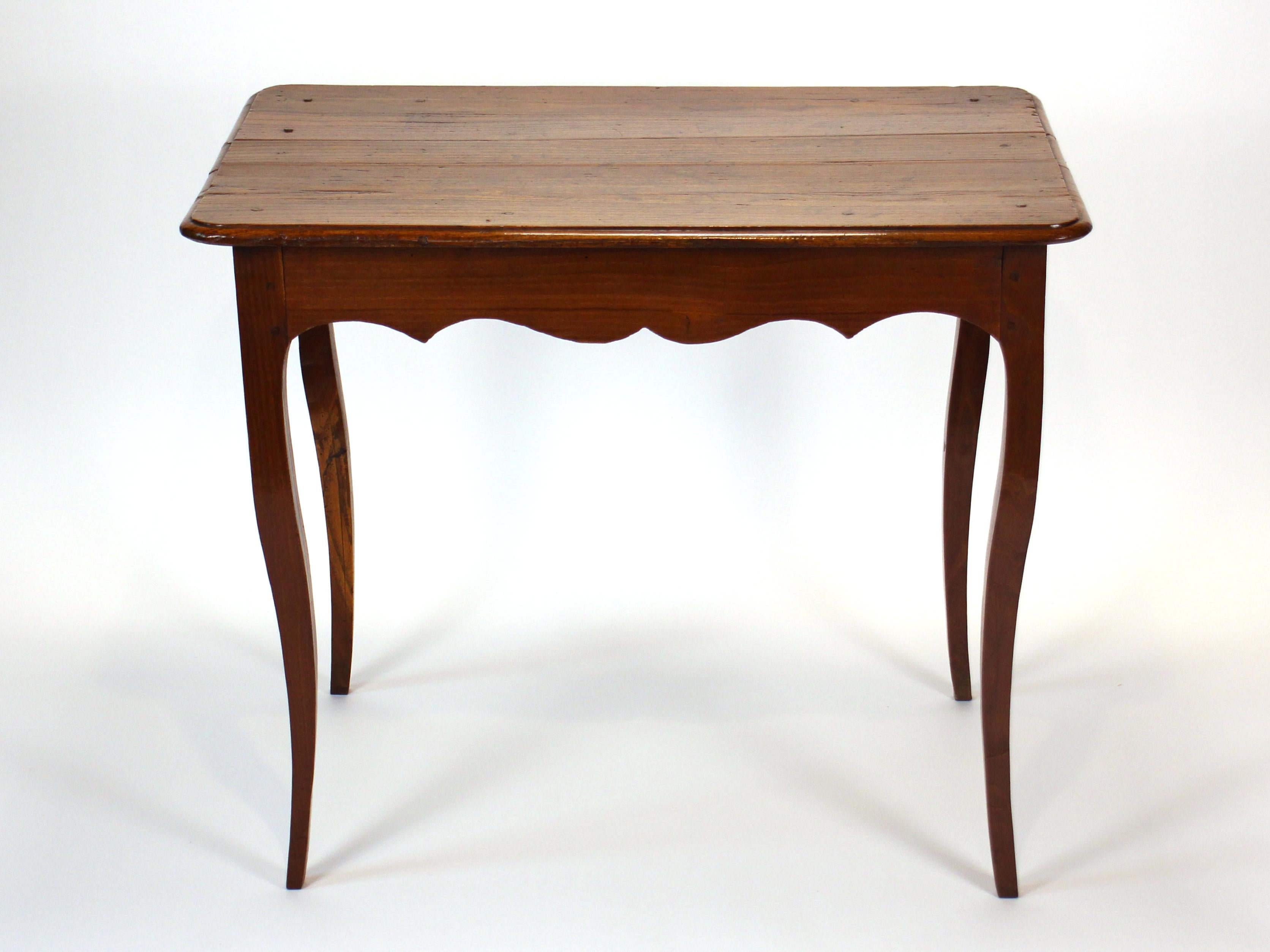 Table d'appoint ancienne Louis XV du 18e siècle en mûrier - Elegance et simplicité en vente 1