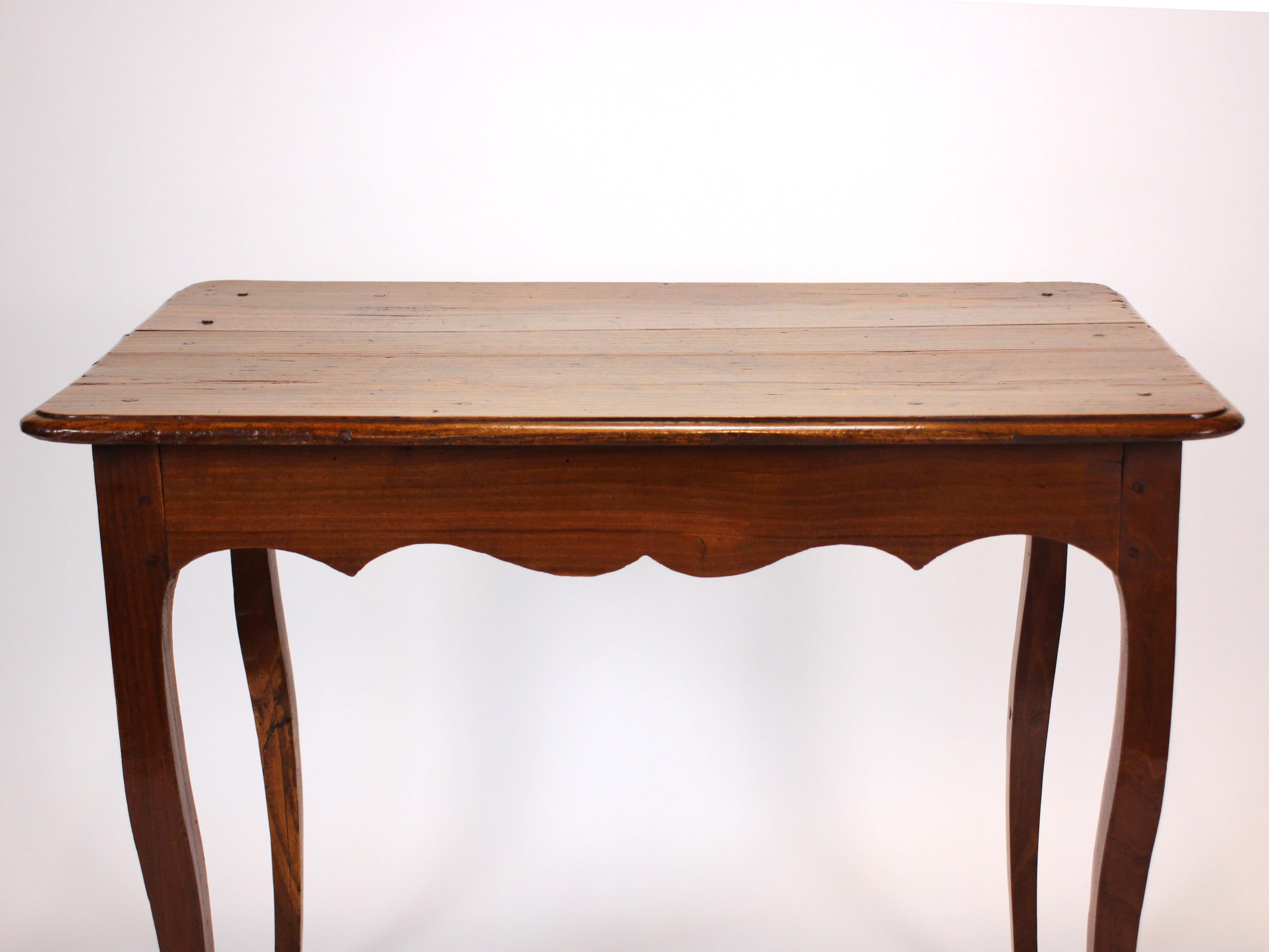Table d'appoint ancienne Louis XV du 18e siècle en mûrier - Elegance et simplicité en vente 2