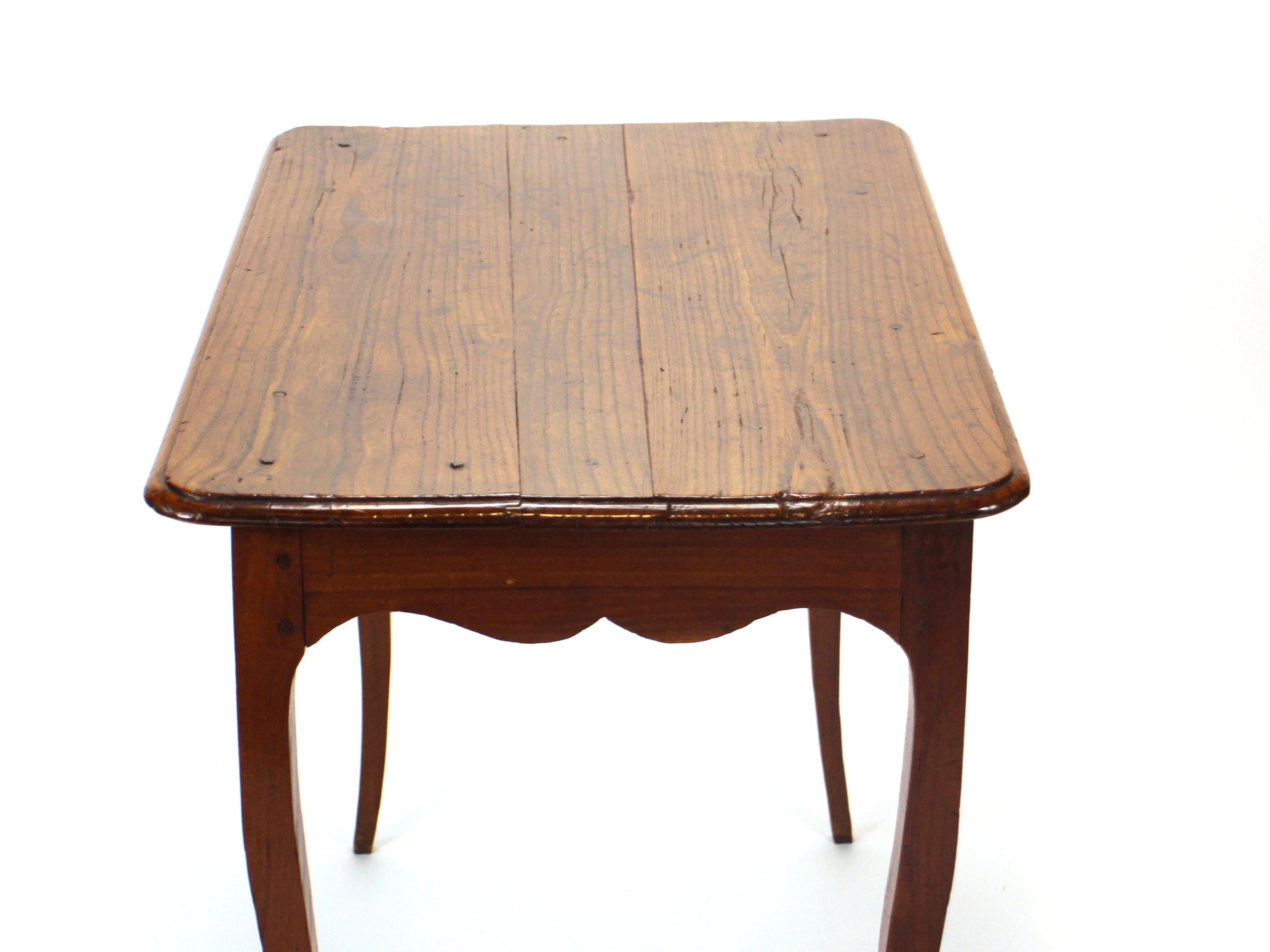 Table d'appoint ancienne Louis XV du 18e siècle en mûrier - Elegance et simplicité en vente 3