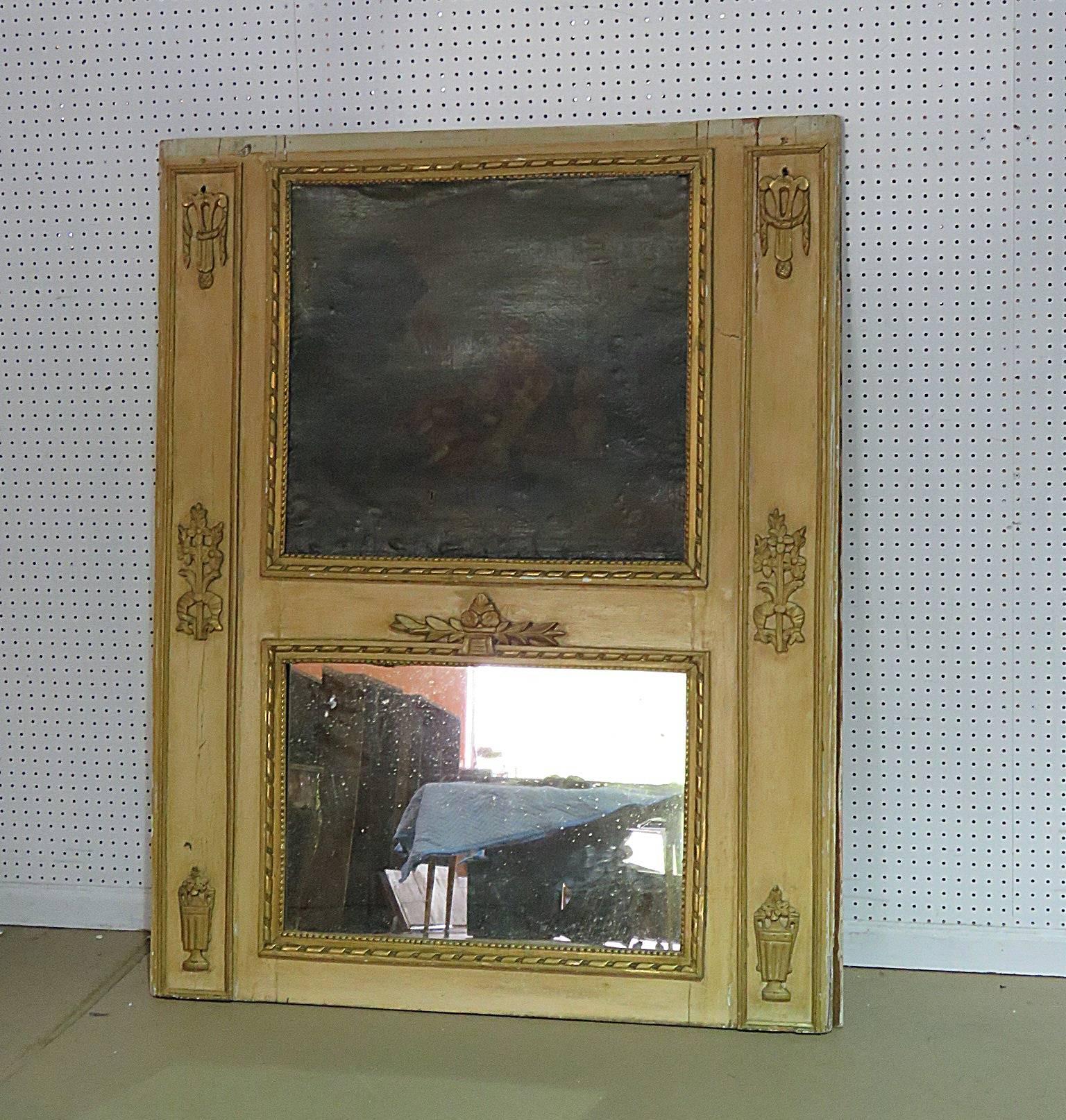 Antiker französischer Trumeau-Spiegel im Louis-XVI-Stil aus dem 18. Jahrhundert mit vergoldeten Verzierungen.