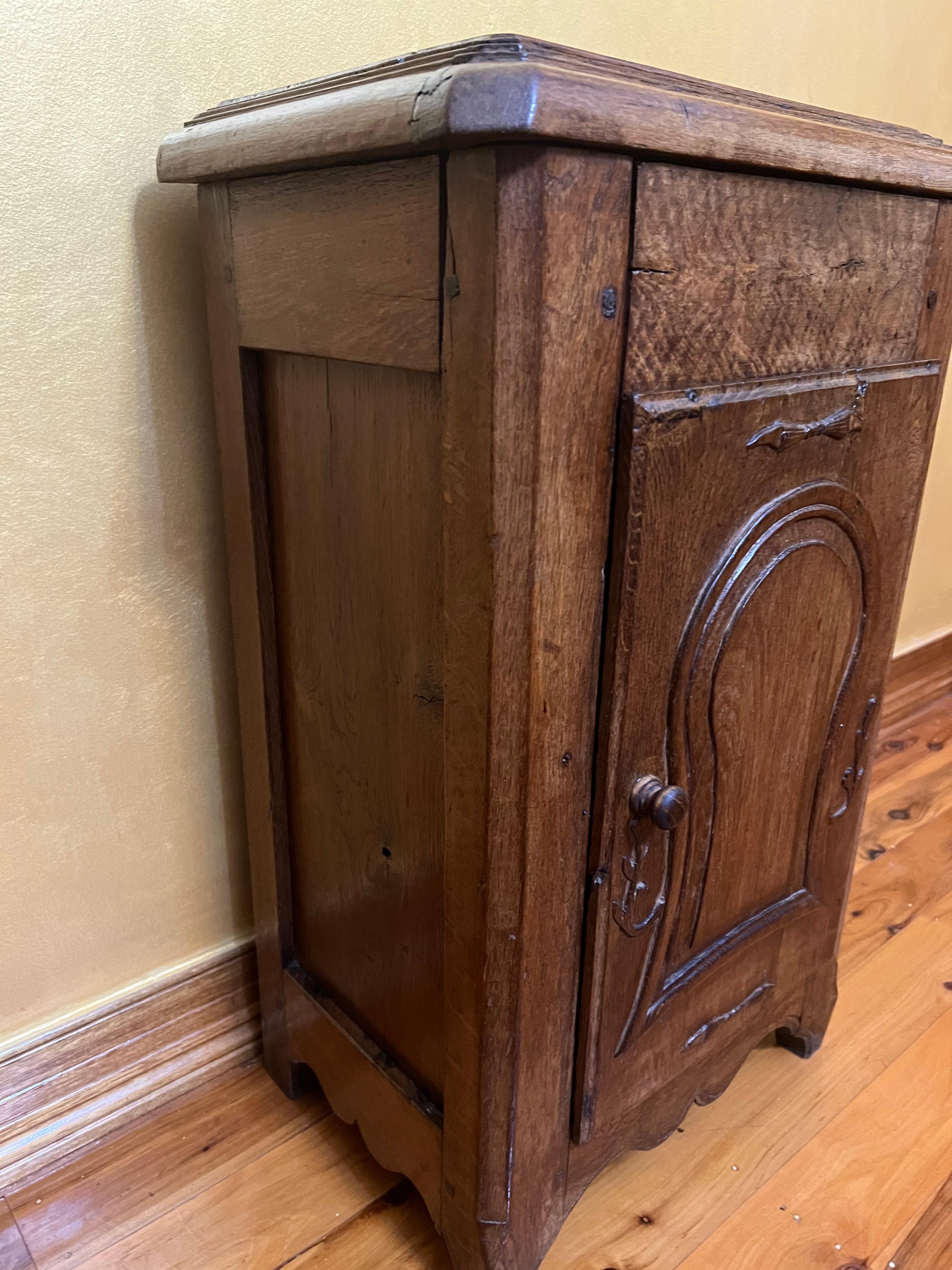 Antique 18th Century French Oak Bedside Table In Good Condition For Sale In EDENSOR PARK, NSW