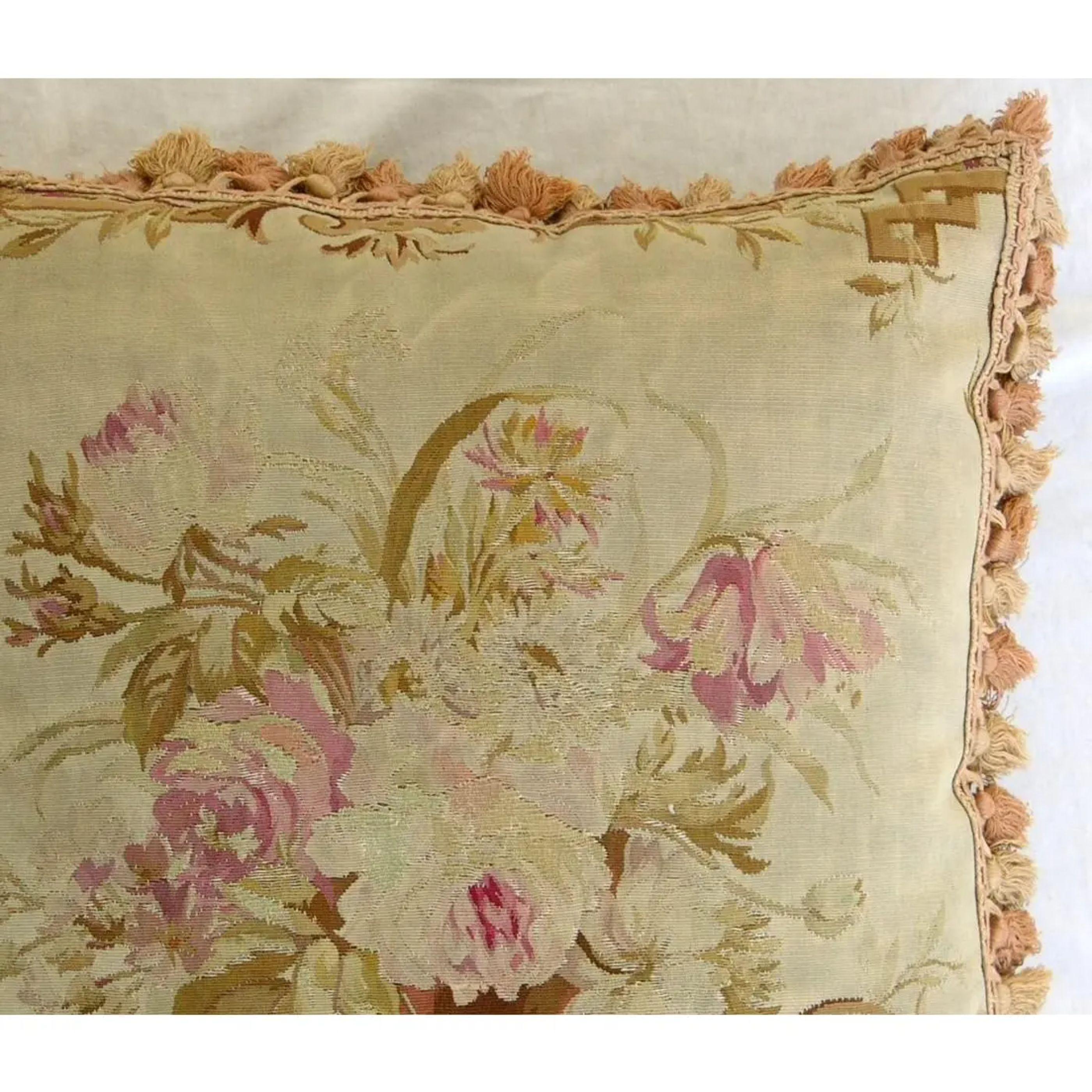 Coussin ancien en tapisserie aubusson du 18ème siècle. 18'' x 18''