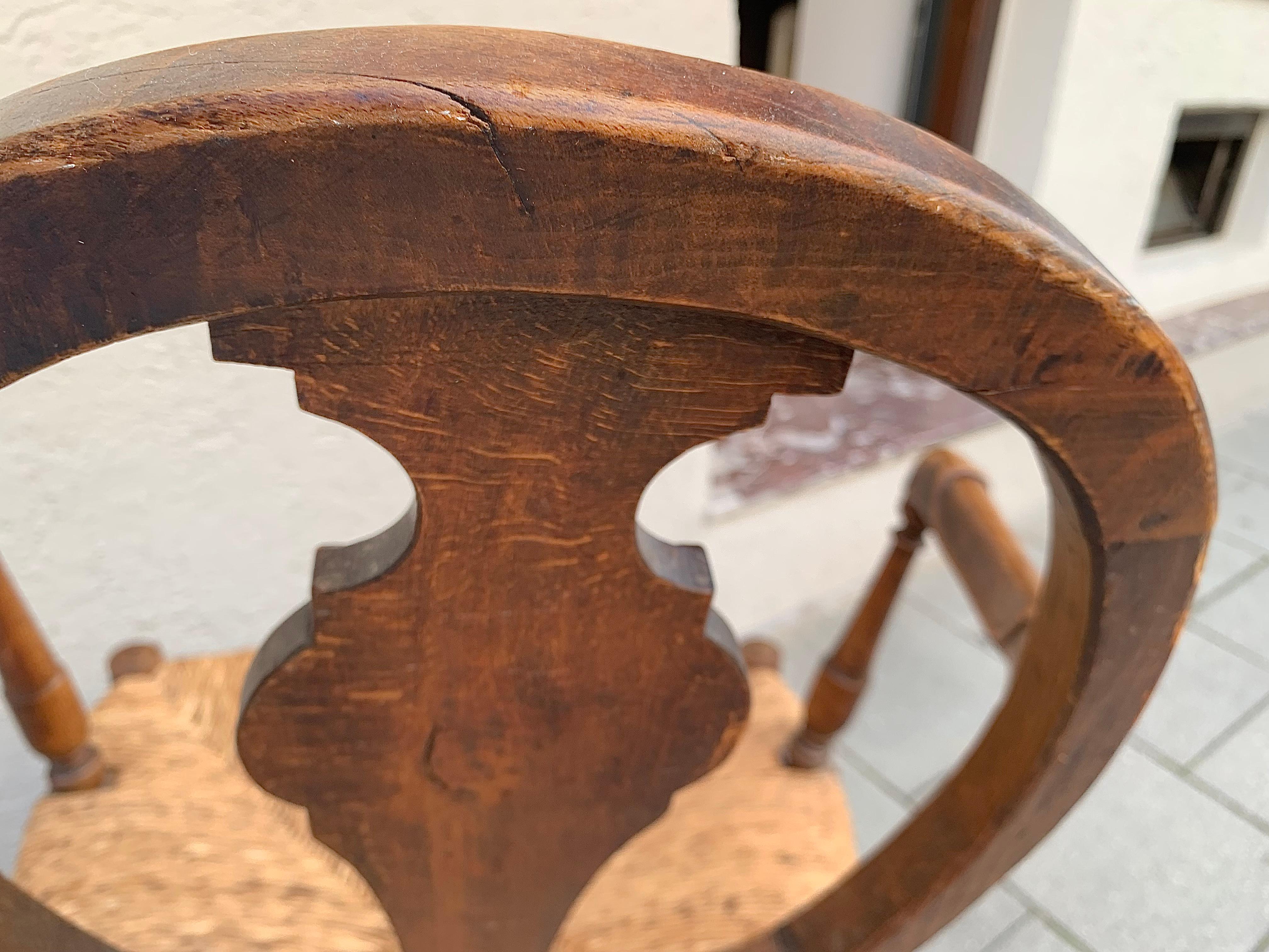 Ancienne chaise d'enfant en noyer du 18ème siècle assise en osier et roseau en vente 2