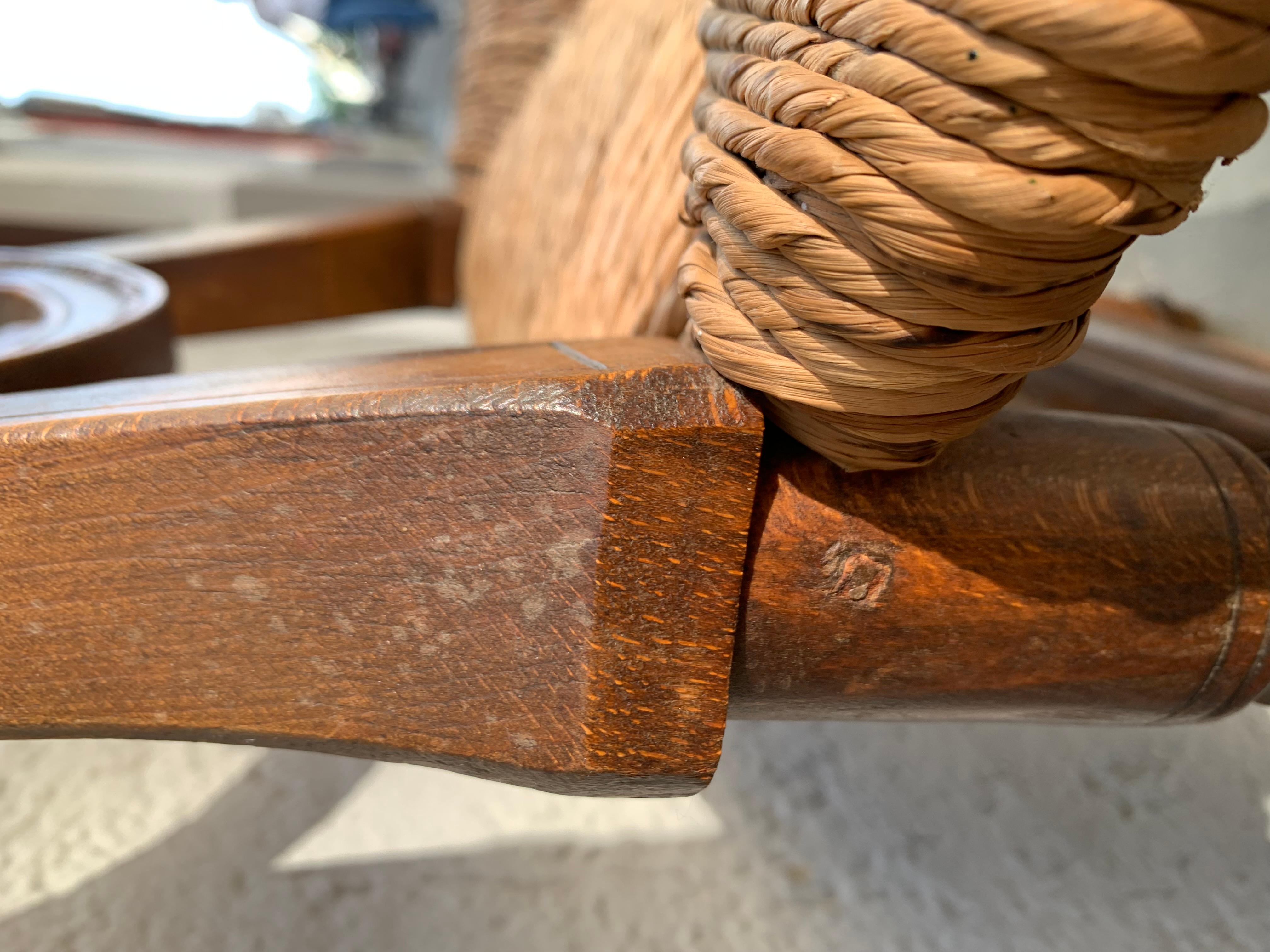 Ancienne chaise d'enfant en noyer du 18ème siècle assise en osier et roseau en vente 3
