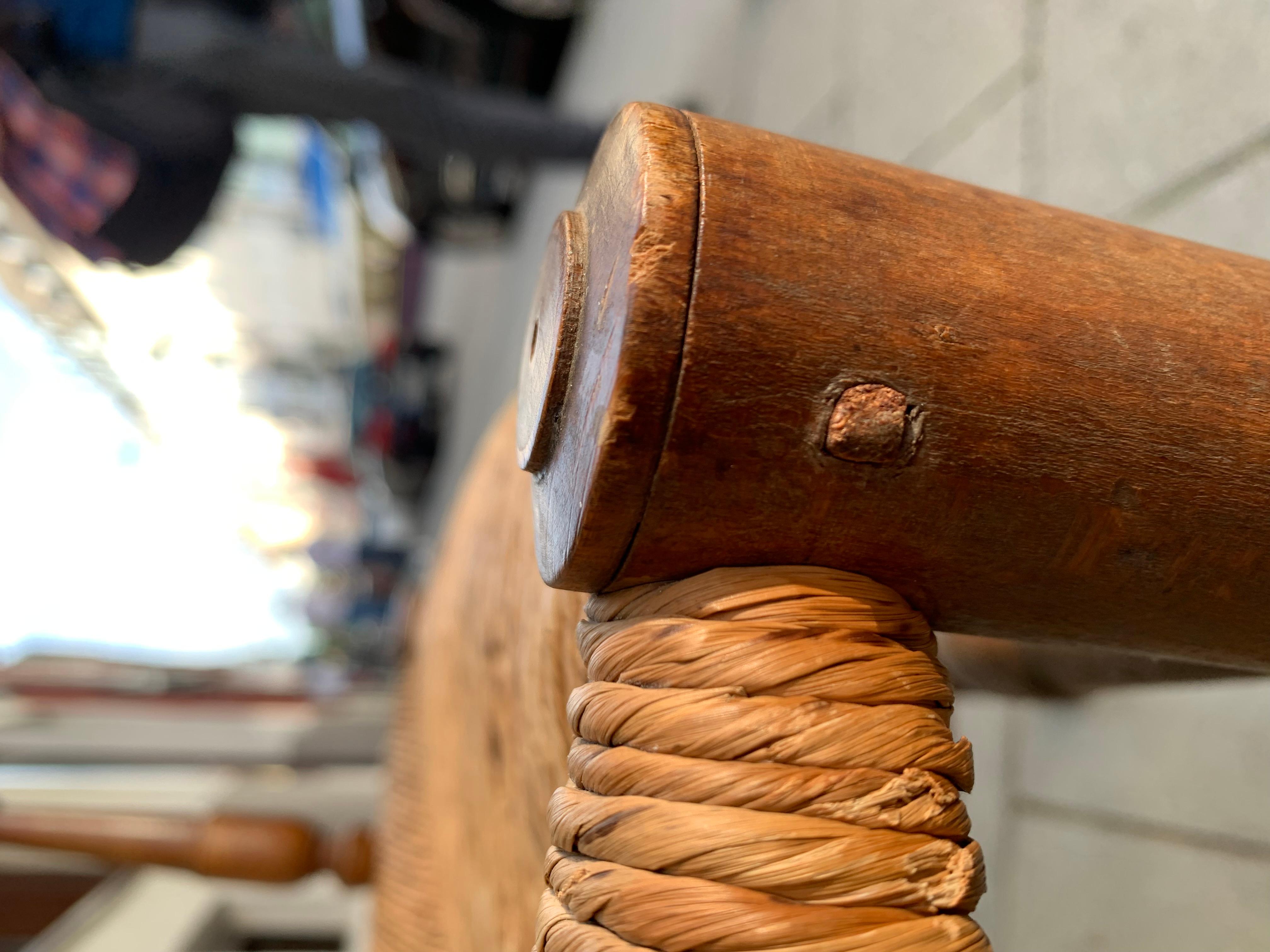 Ancienne chaise d'enfant en noyer du 18ème siècle assise en osier et roseau en vente 4
