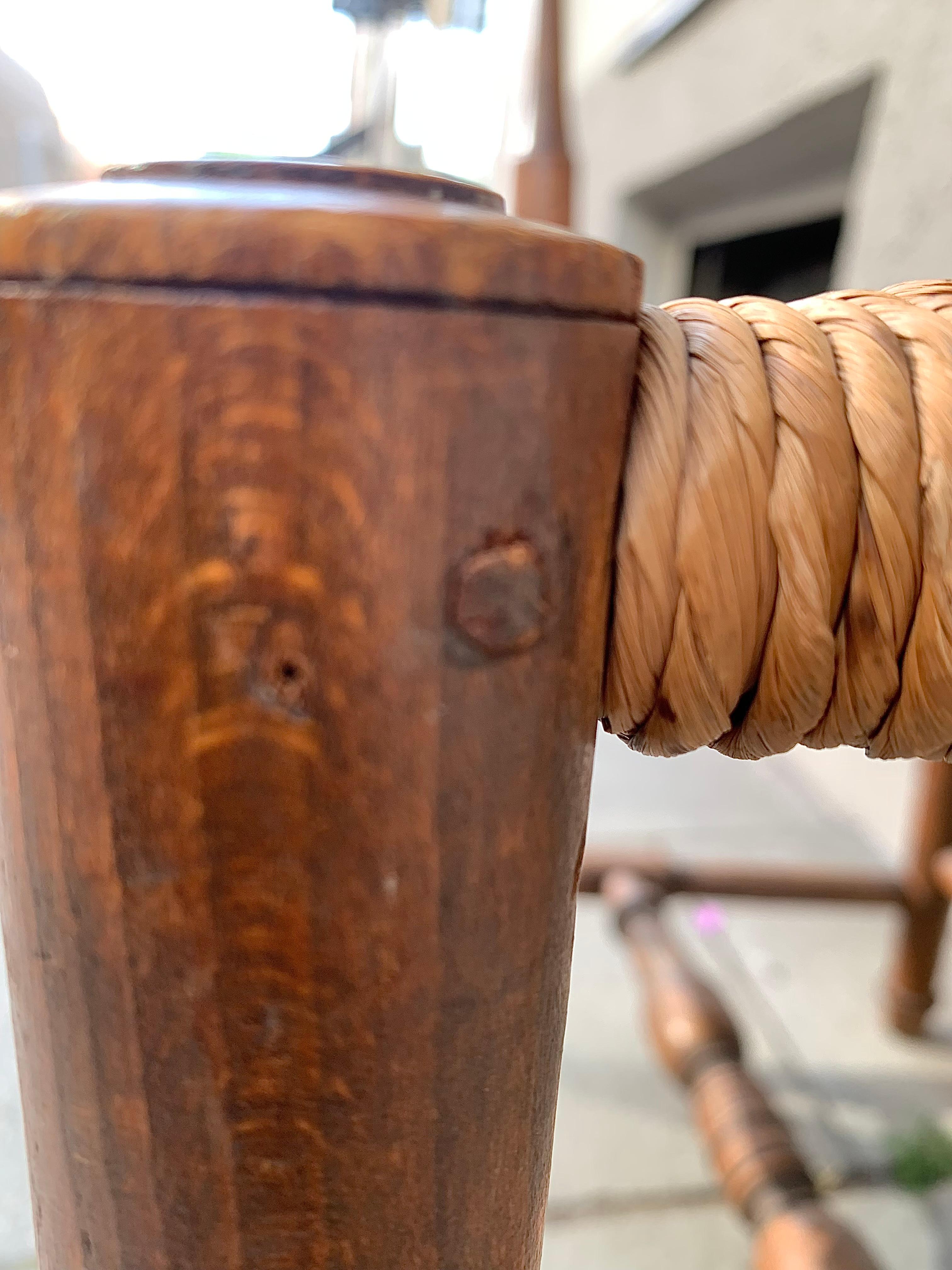 Ancienne chaise d'enfant en noyer du 18ème siècle assise en osier et roseau en vente 5
