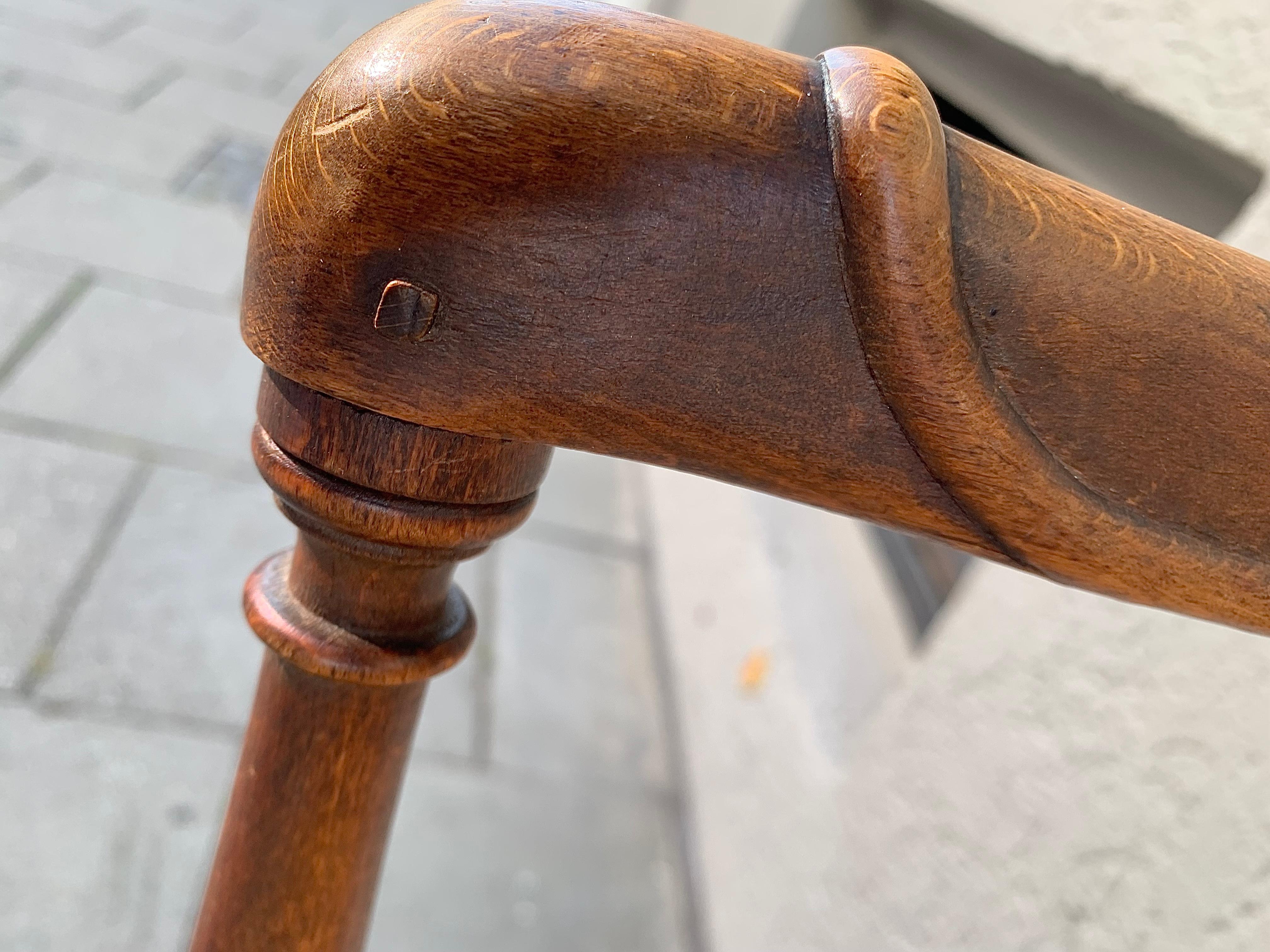 Ancienne chaise d'enfant en noyer du 18ème siècle assise en osier et roseau en vente 7