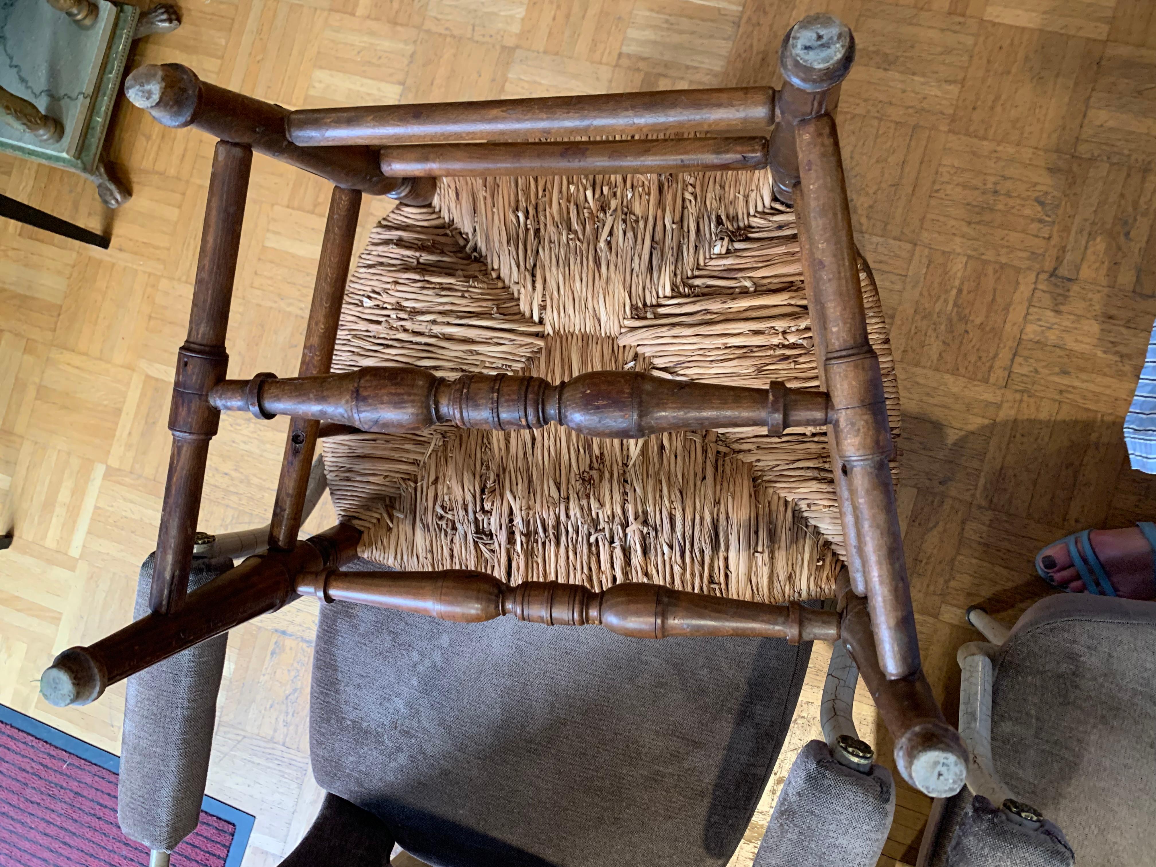 Ancienne chaise d'enfant en noyer du 18ème siècle assise en osier et roseau en vente 8