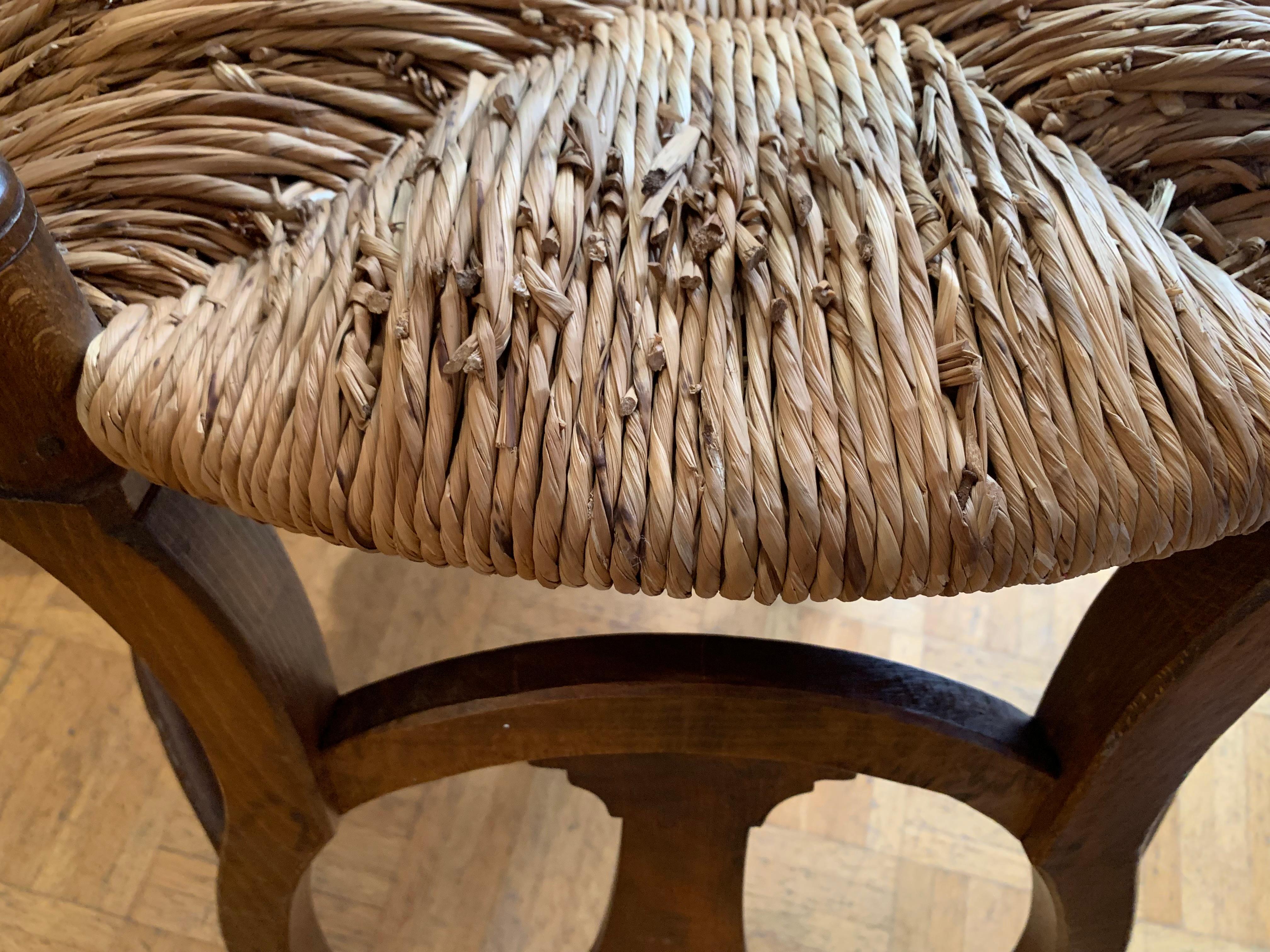 Ancienne chaise d'enfant en noyer du 18ème siècle assise en osier et roseau en vente 10