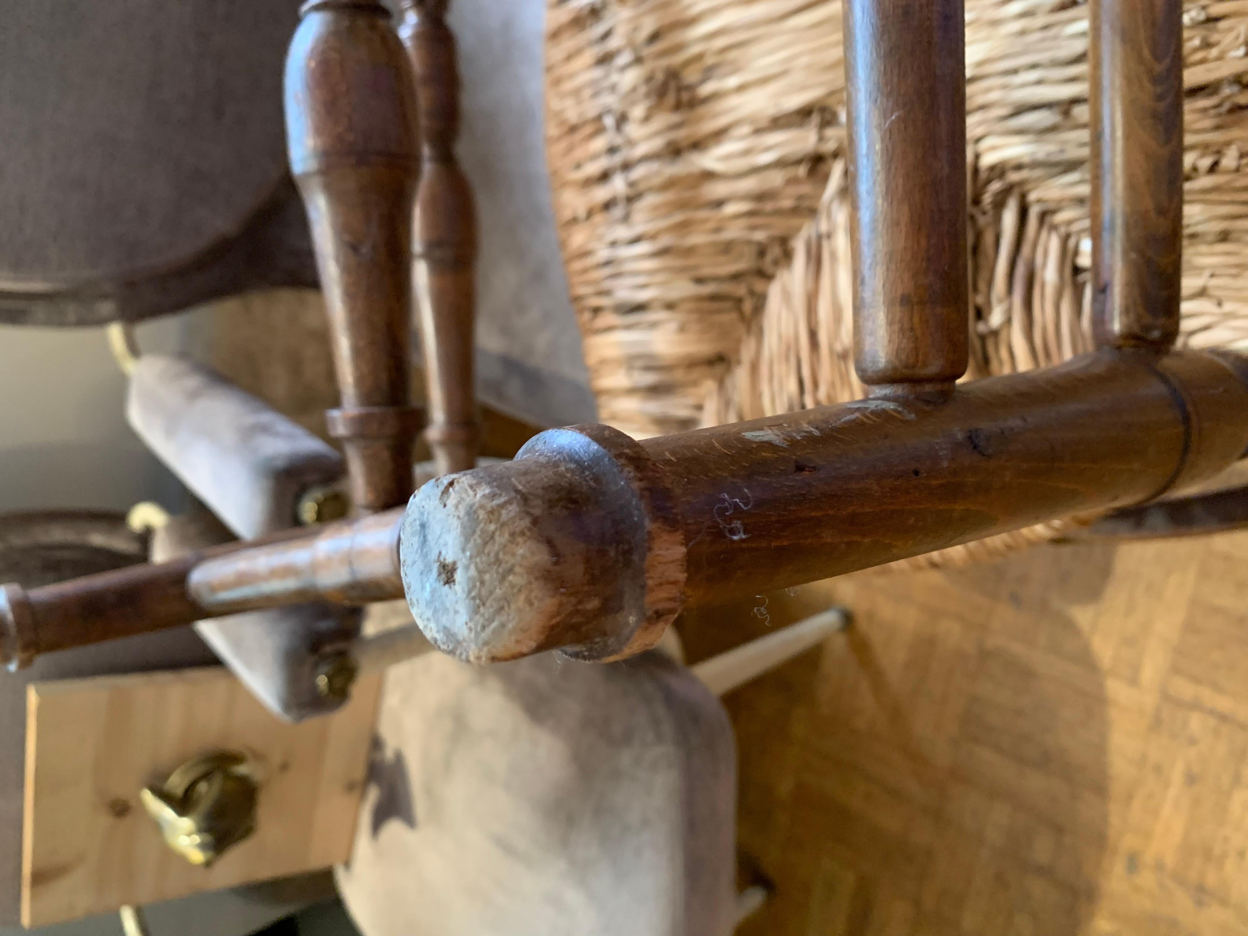 Ancienne chaise d'enfant en noyer du 18ème siècle assise en osier et roseau en vente 12