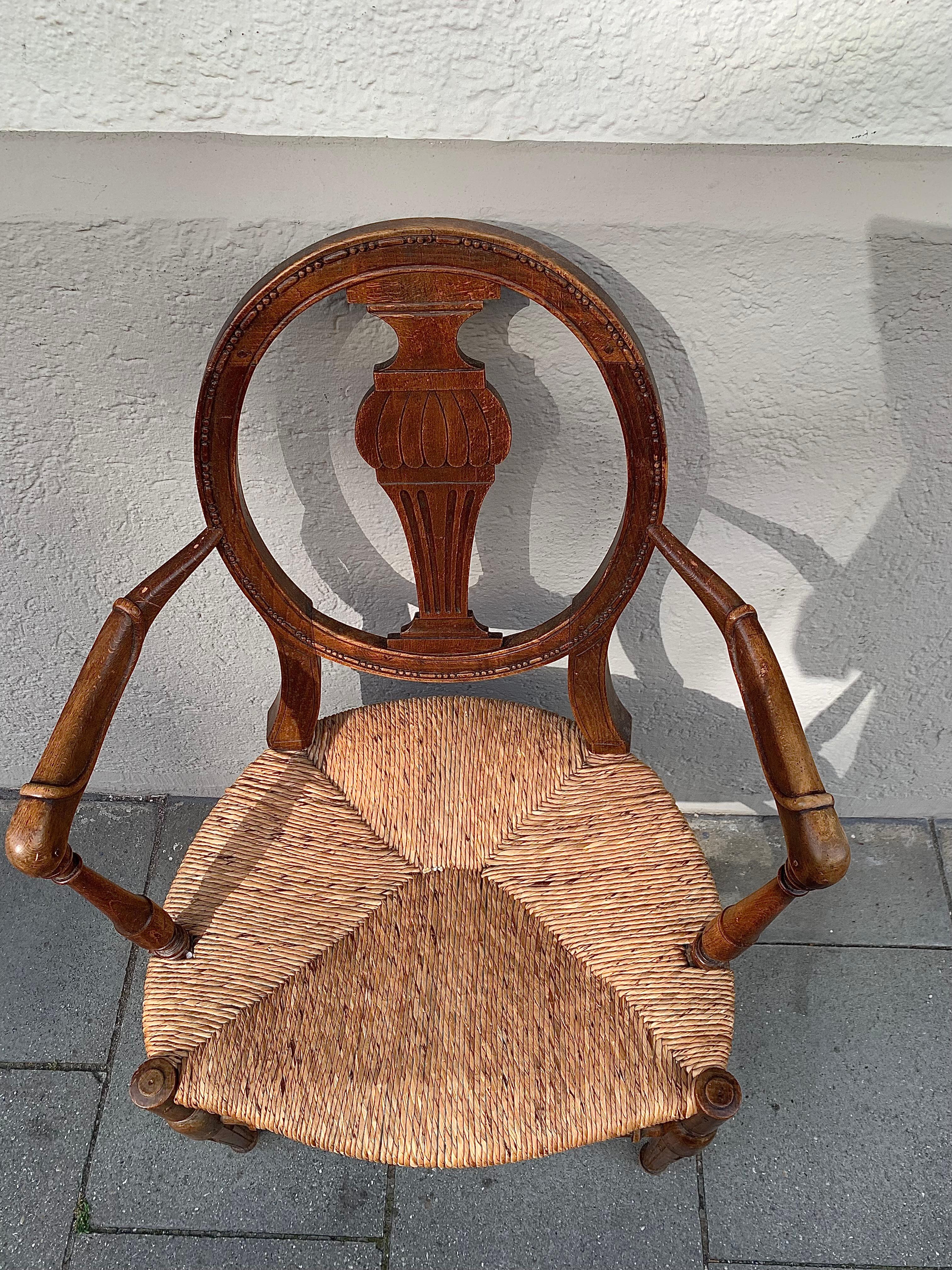Louis XVI Ancienne chaise d'enfant en noyer du 18ème siècle assise en osier et roseau en vente