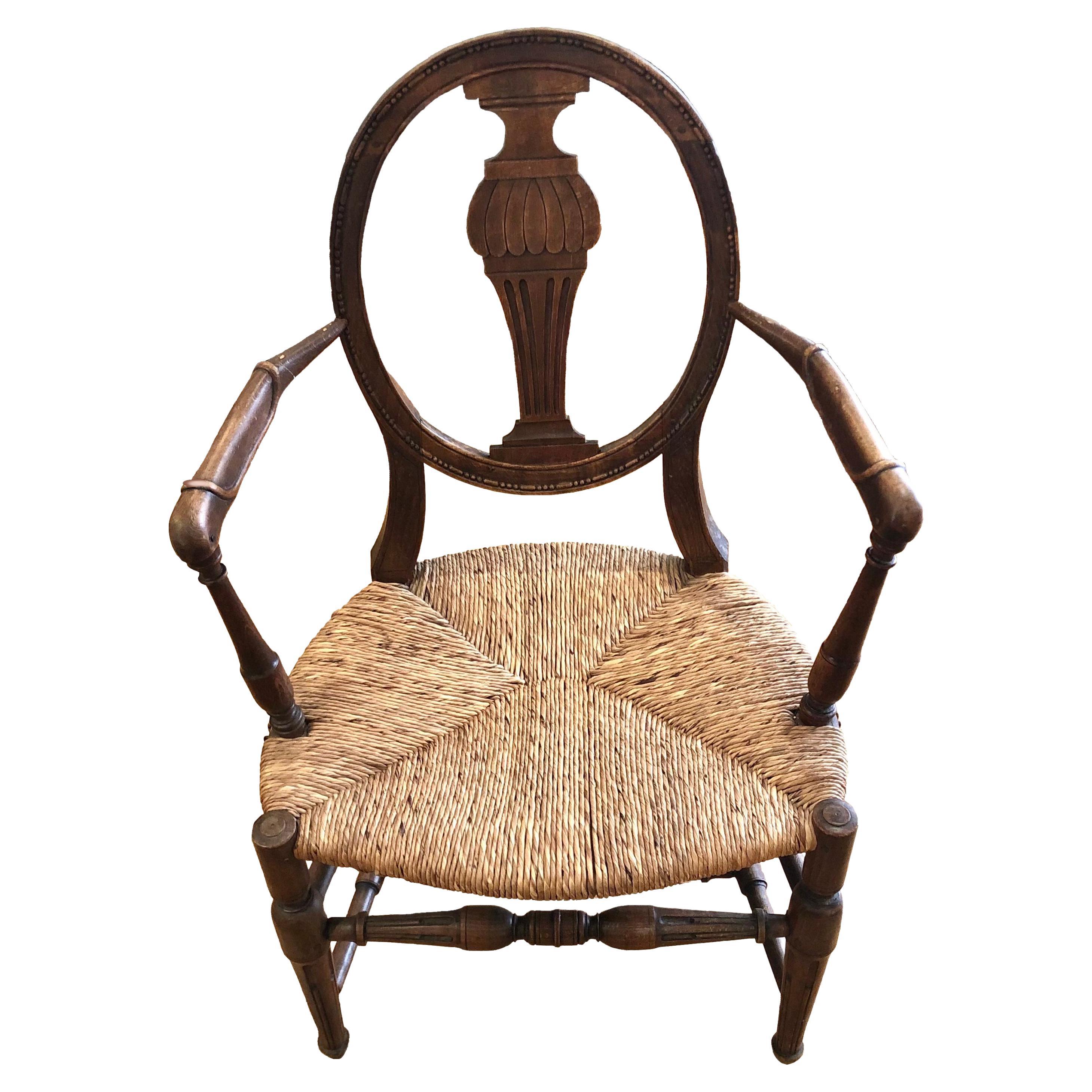 Français Ancienne chaise d'enfant en noyer du 18ème siècle assise en osier et roseau en vente