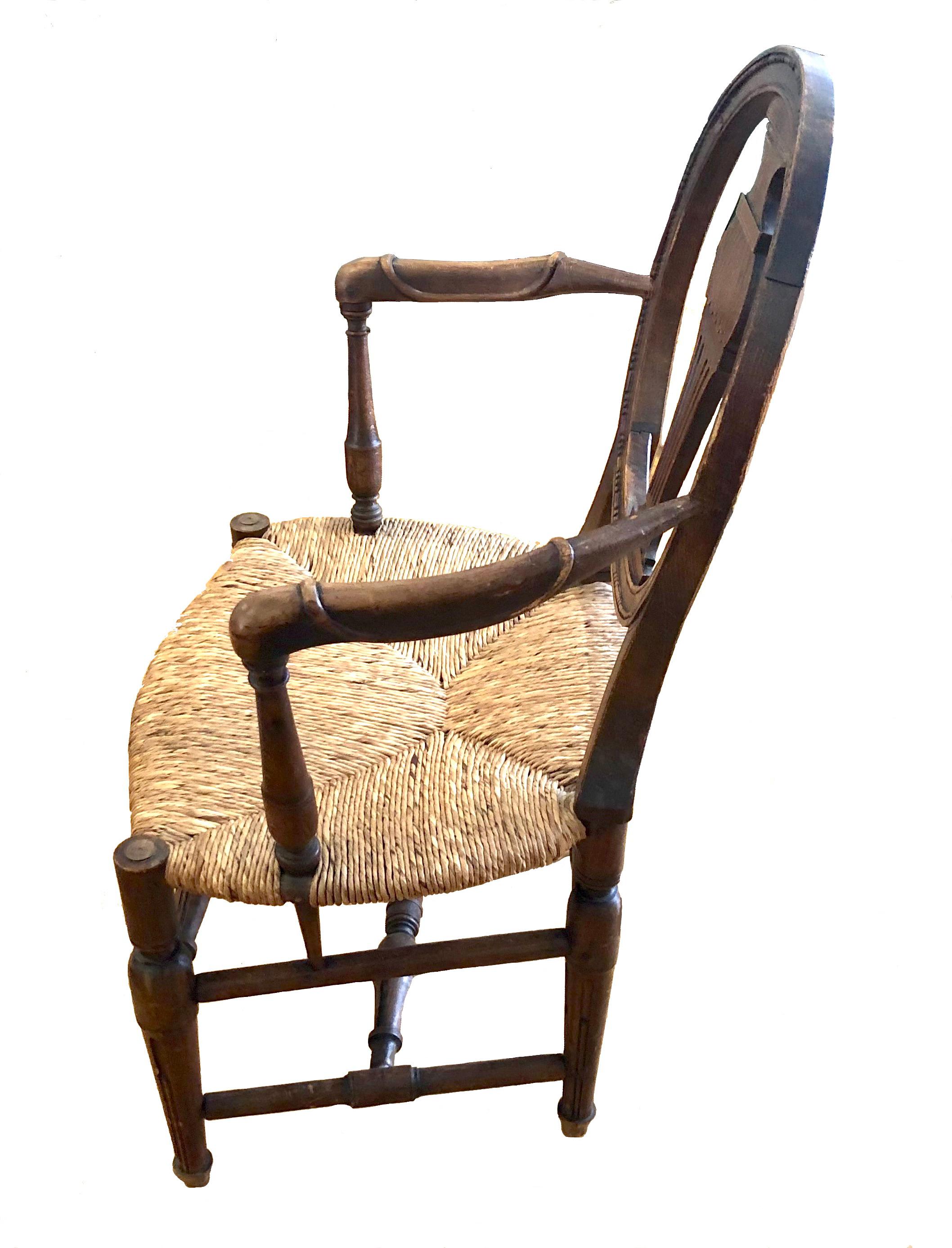 Sculpté Ancienne chaise d'enfant en noyer du 18ème siècle assise en osier et roseau en vente