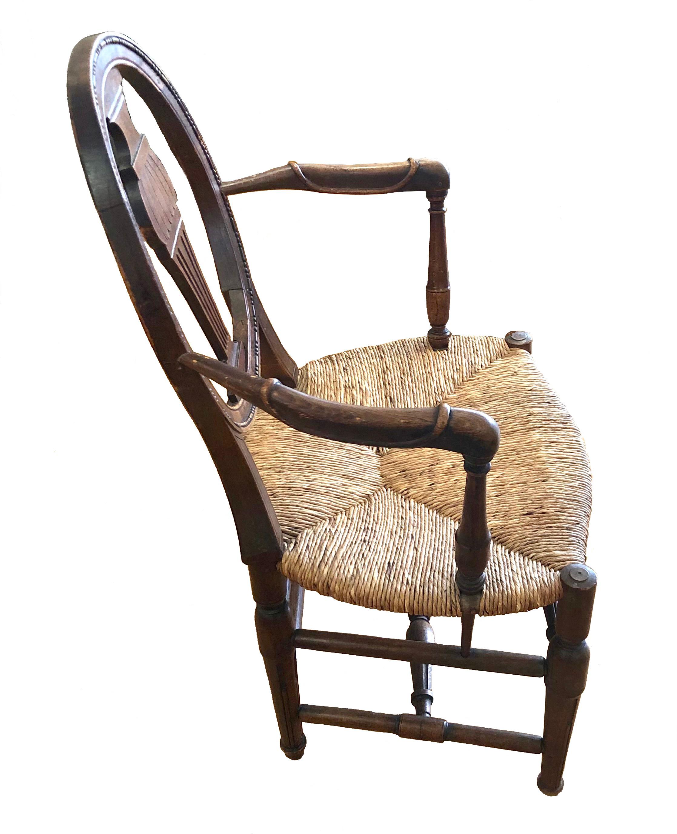 Ancienne chaise d'enfant en noyer du 18ème siècle assise en osier et roseau Bon état - En vente à Munich, DE