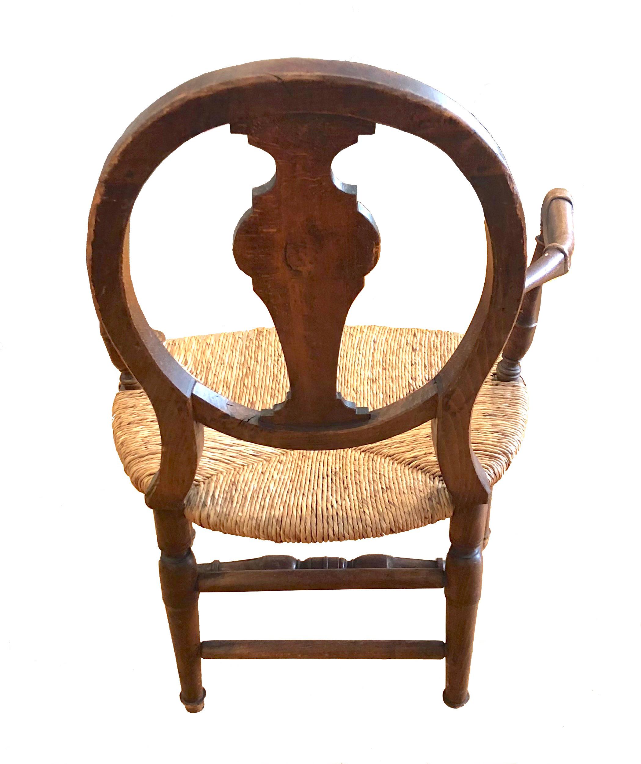 XVIIIe siècle Ancienne chaise d'enfant en noyer du 18ème siècle assise en osier et roseau en vente