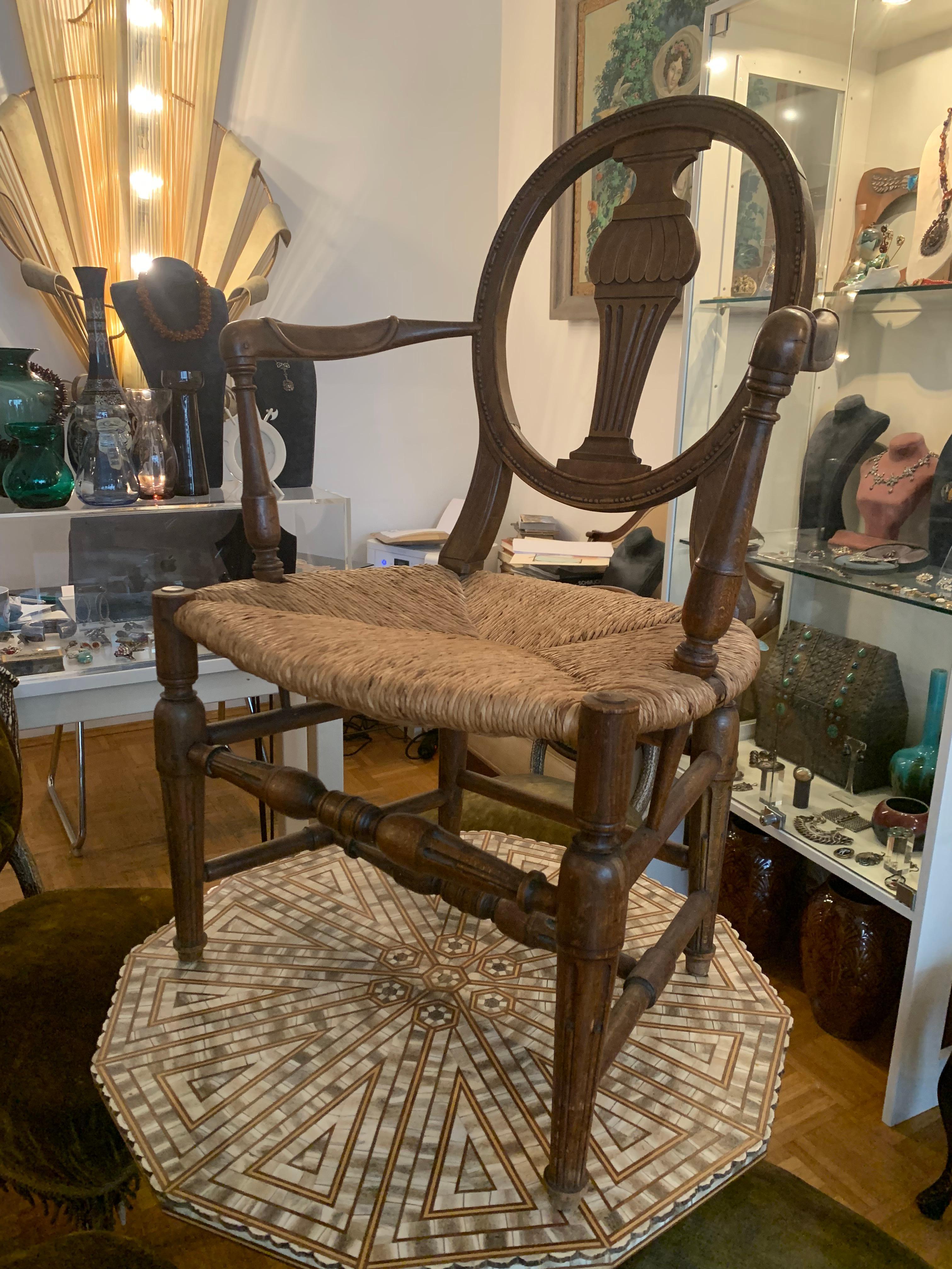 Roseau Ancienne chaise d'enfant en noyer du 18ème siècle assise en osier et roseau en vente
