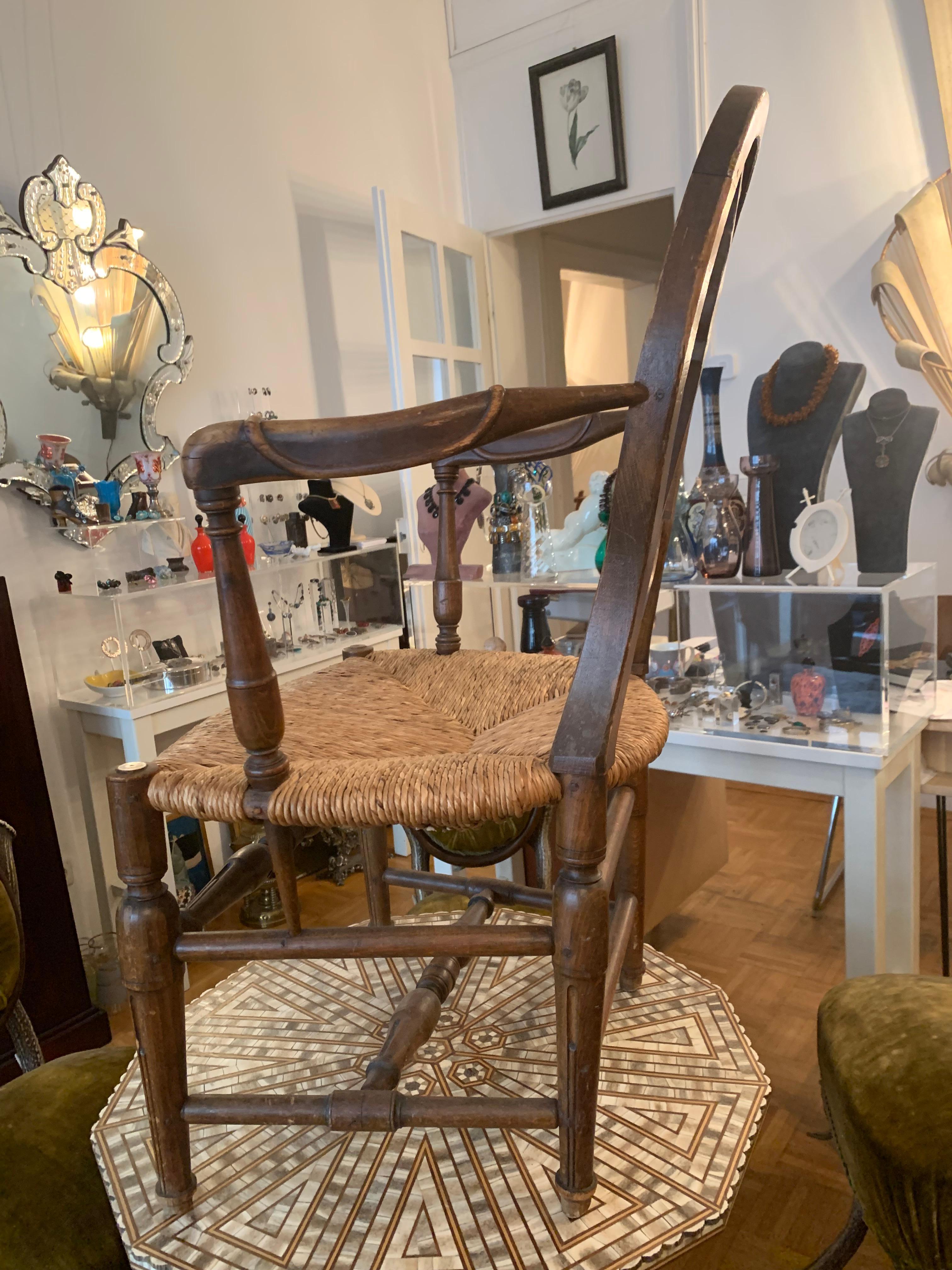 Ancienne chaise d'enfant en noyer du 18ème siècle assise en osier et roseau en vente 1