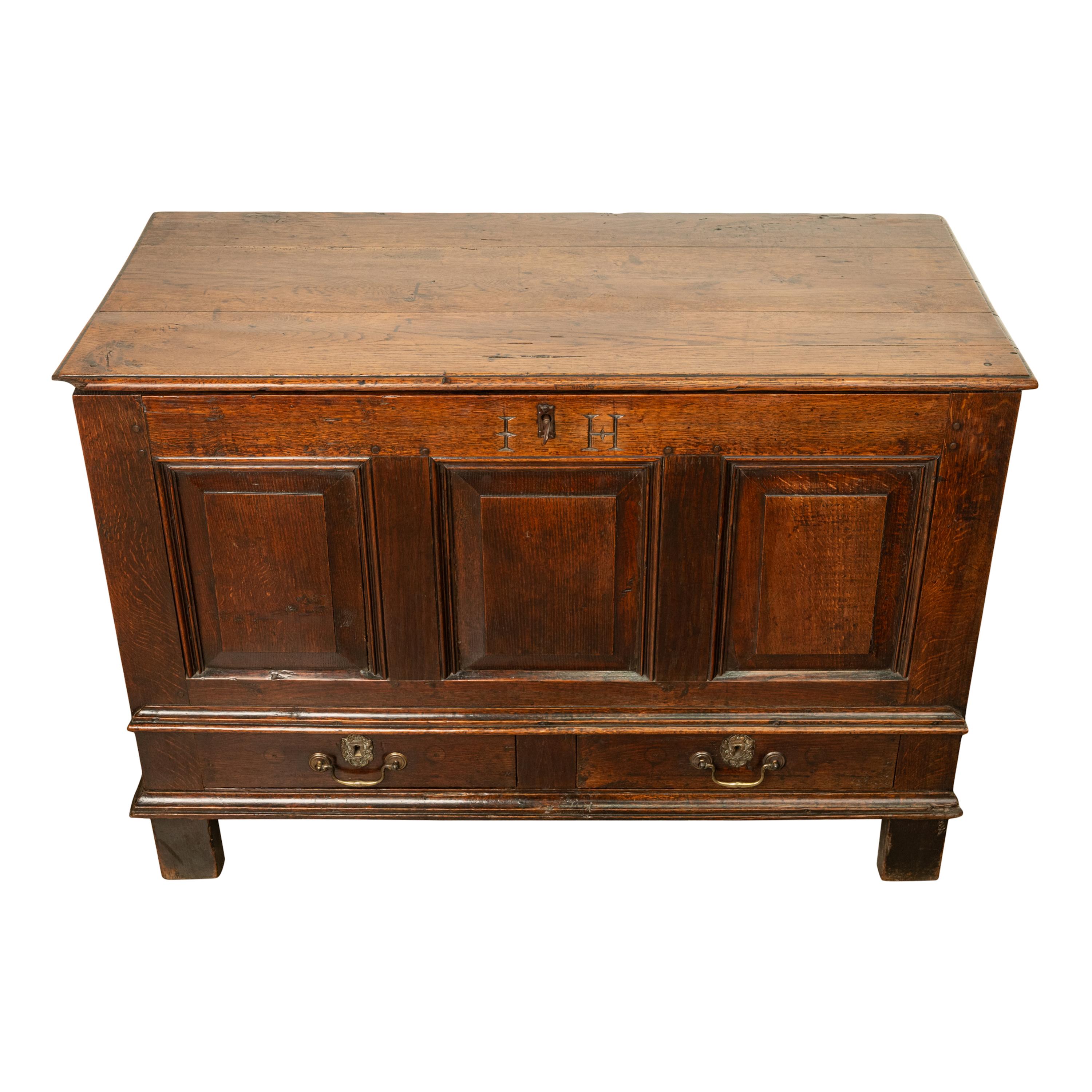 Menuiserie Antiquité 18ème siècle George I Coffre à mule en chêne à panneaux jointifs Coffre à mule 1720 en vente