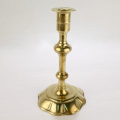 Antiguo Candelabro Simple con Base de Pétalo de Latón Inglés Jorge II del Siglo XVIII