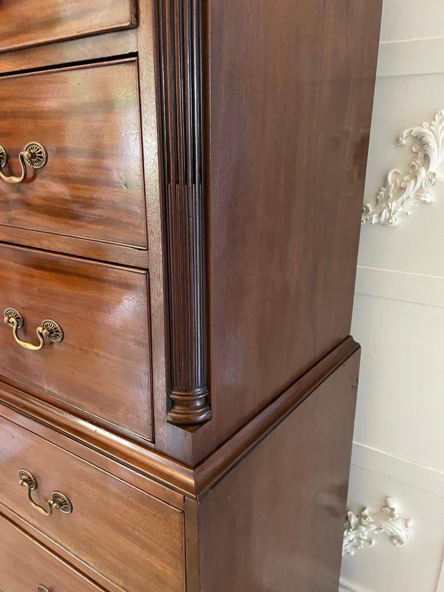 Antico cassettone in mogano di Giorgio III del XVIII secolo con piano bordato da una modanatura che sovrasta due cassetti corti foderati in rovere e sei cassetti lunghi foderati in rovere con maniglie originali in ottone. Vanta eleganti colonne