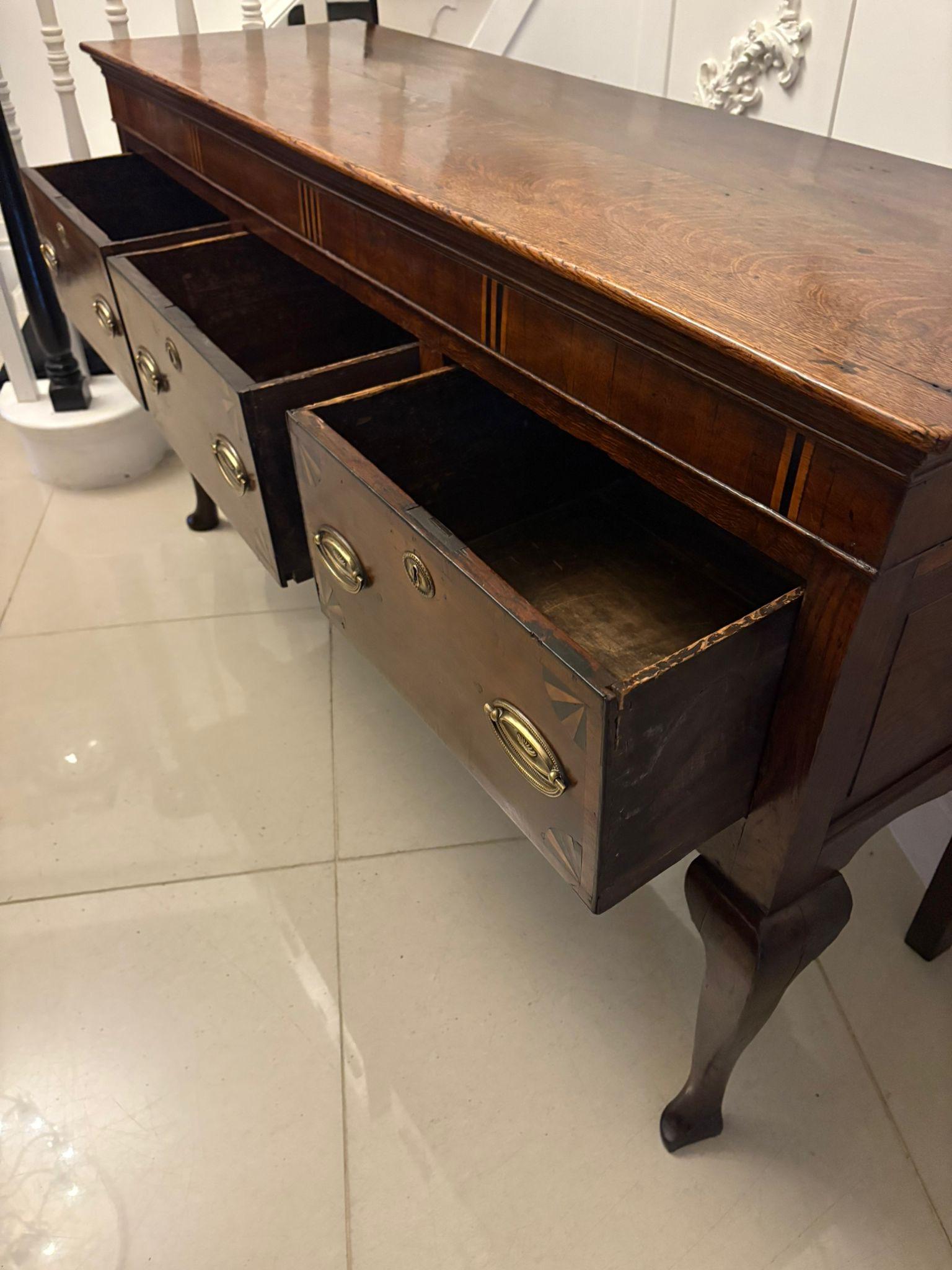 Une belle base de commode en chêne et acajou du XVIIIe siècle de George III, aux proportions longues et élégantes. La pièce est composée de trois tiroirs sur toute la longueur de la frise, chacun décoré d'une marqueterie en forme d'éventail et