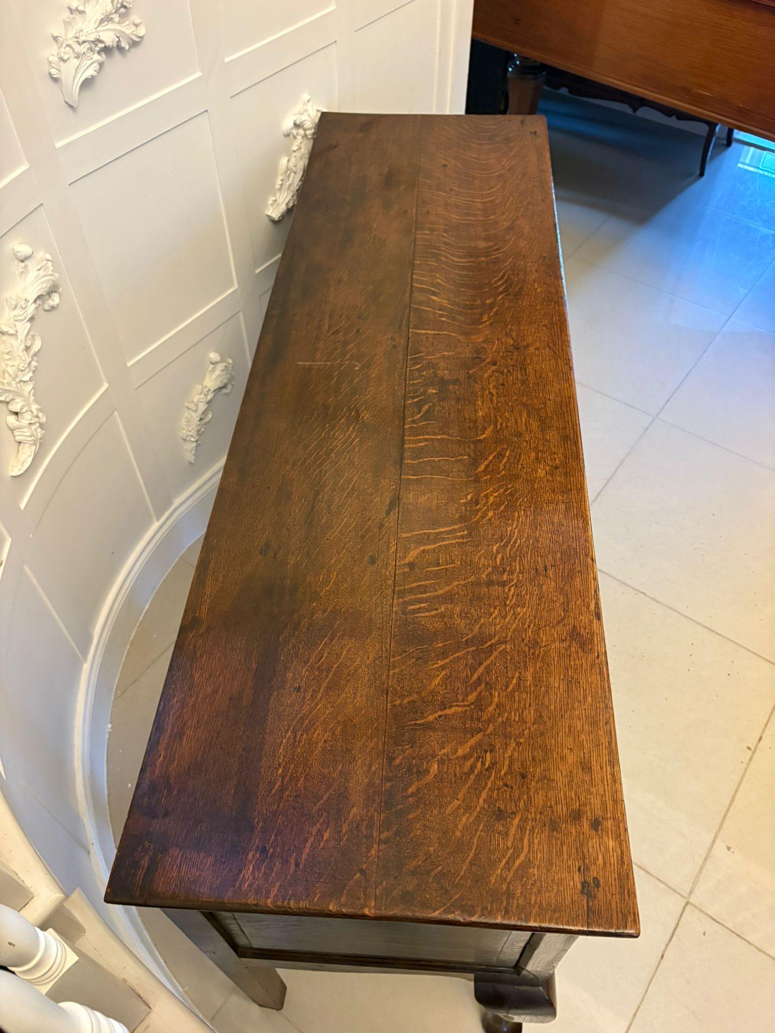 Ancienne base de commode en chêne et acajou George III du 18e siècle en vente 2