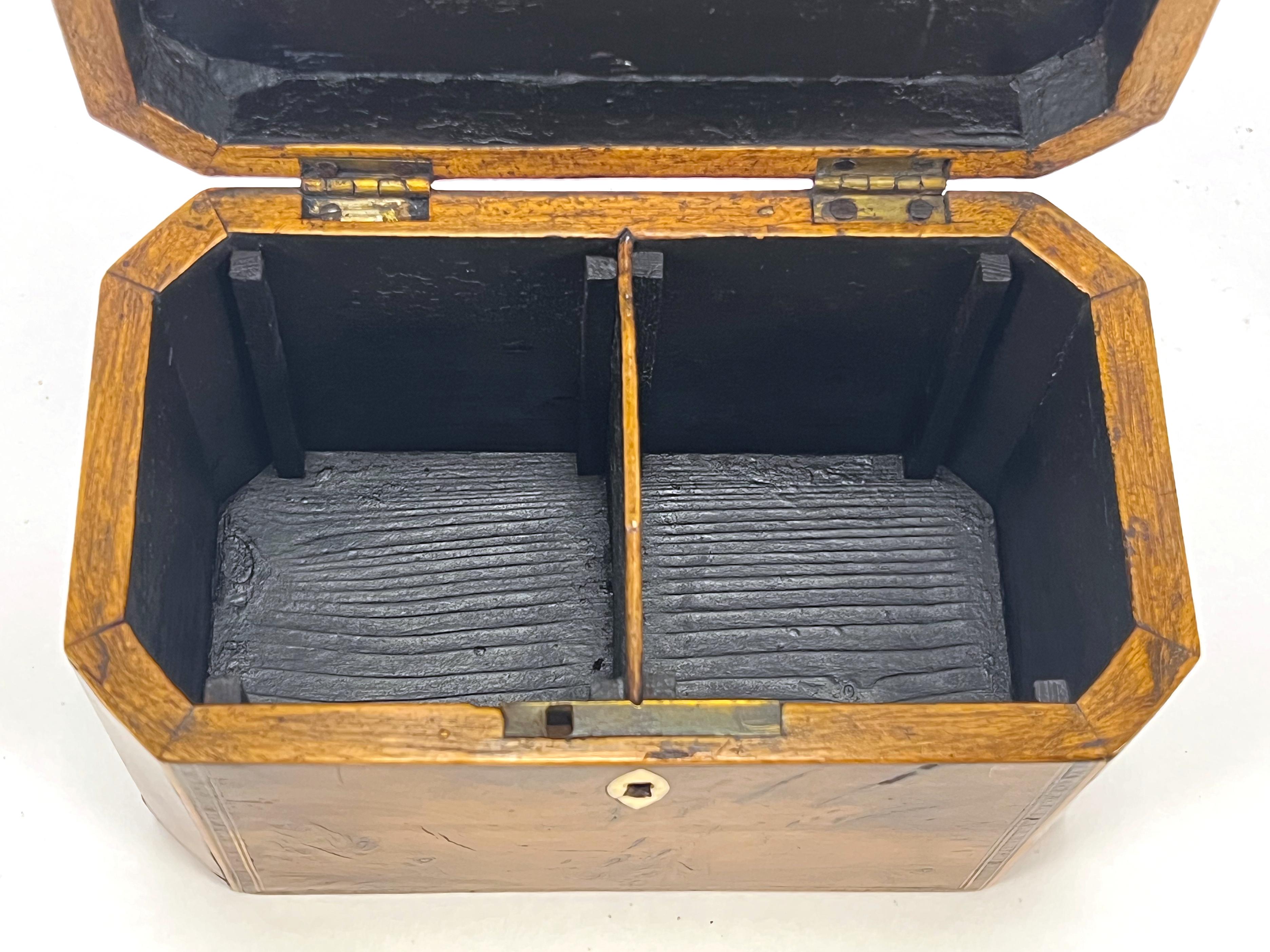 Ancienne boîte à thé en loupe d'if géorgienne du 18e siècle - Elegance, boîte en bois naturel en vente 7