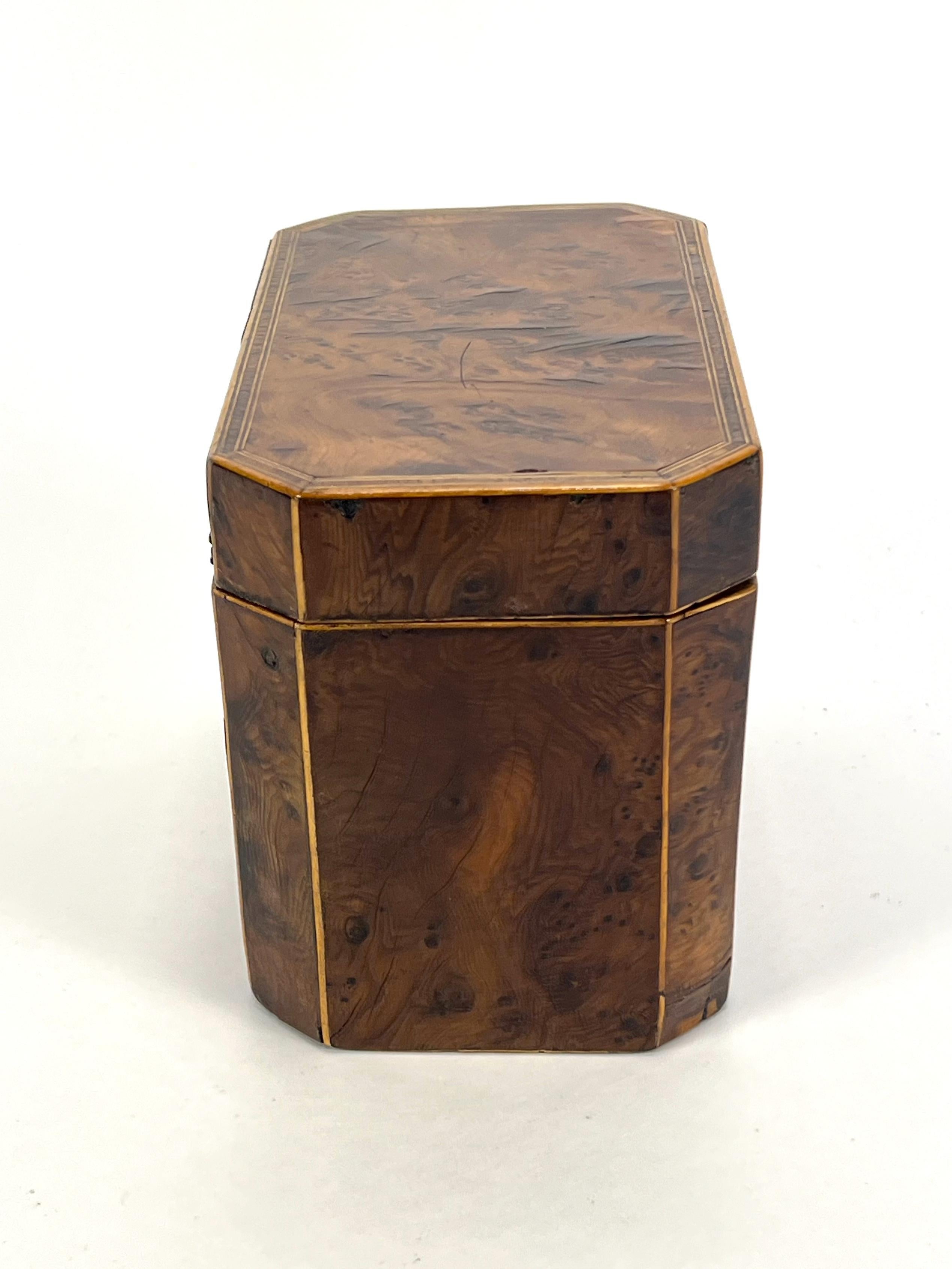 Ancienne boîte à thé en loupe d'if géorgienne du 18e siècle - Elegance, boîte en bois naturel Bon état - En vente à Saint Helena, CA