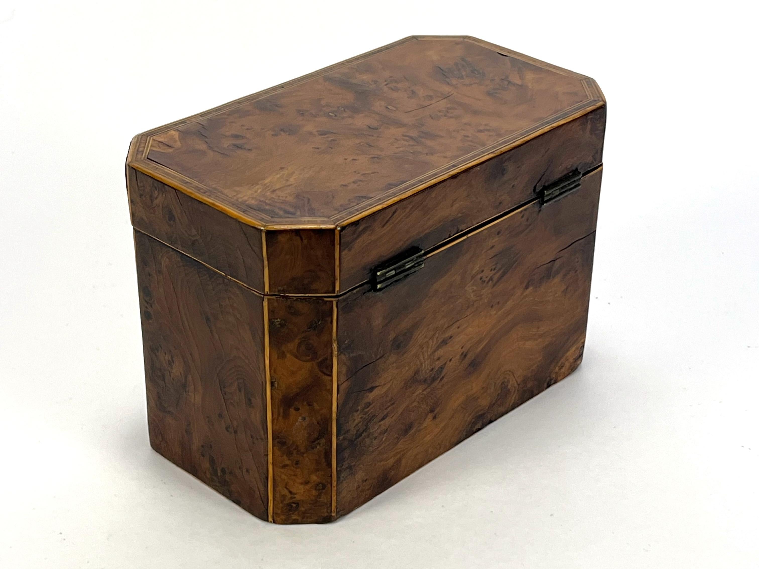 Ancienne boîte à thé en loupe d'if géorgienne du 18e siècle - Elegance, boîte en bois naturel en vente 1