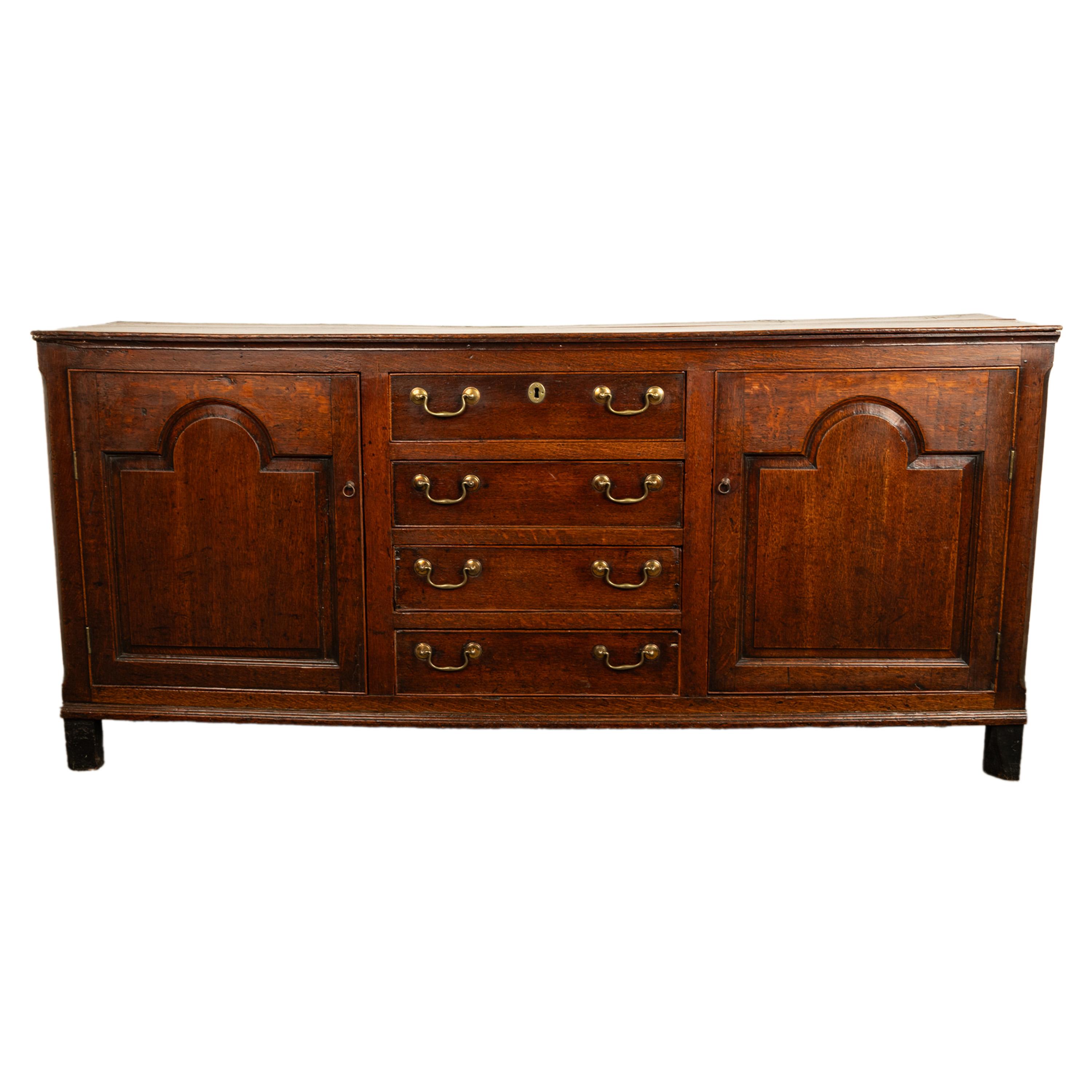 Une bonne base de commode ancienne en chêne de la campagne anglaise géorgienne, vers 1790.
La base de la commode provient probablement du nord de l'Angleterre, peut-être du Yorkshire, et a été fabriquée à partir d'éléments assemblés. Fabriqué en