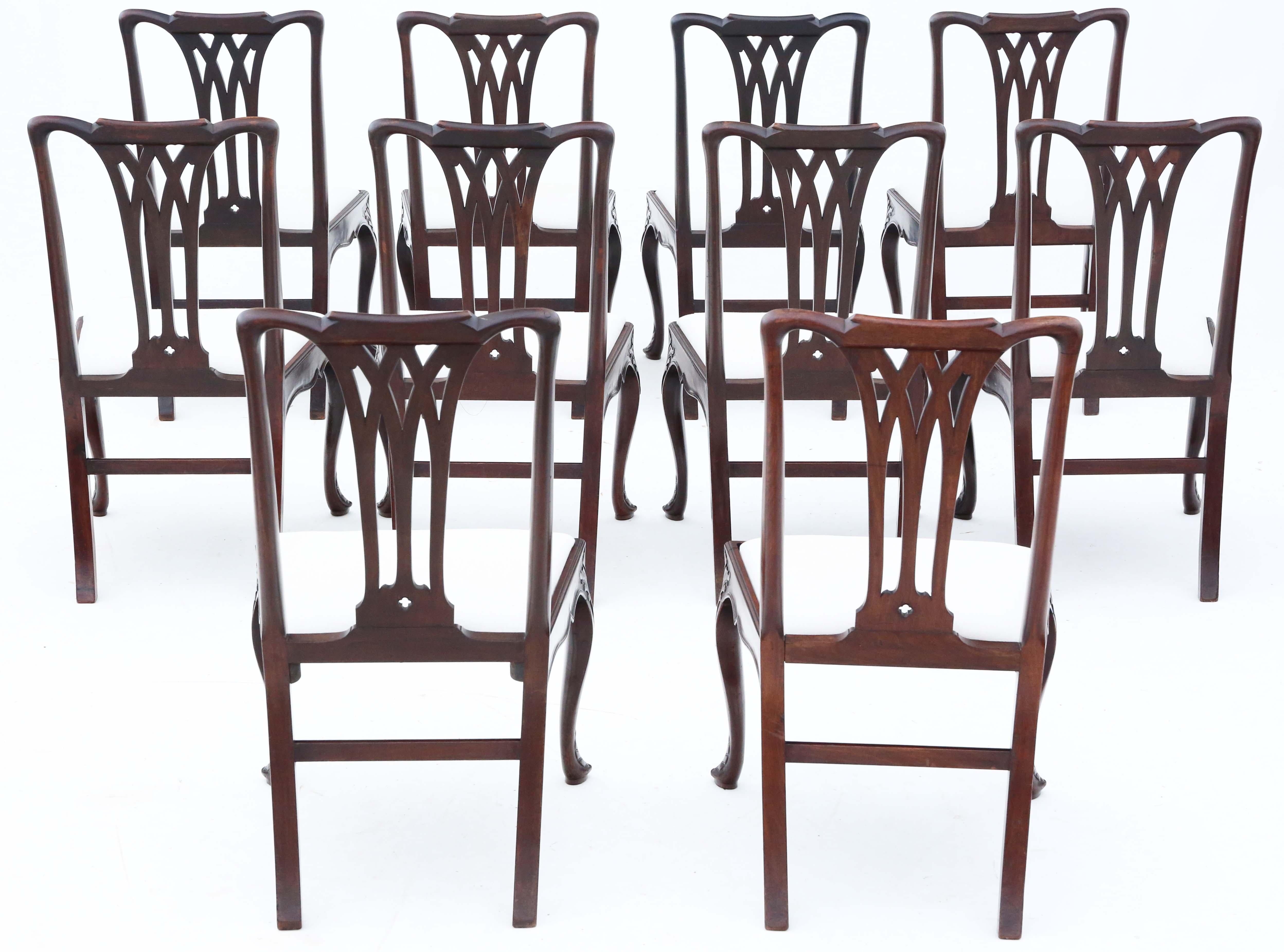 Découvrez l'élégance d'une trouvaille rare avec cet ensemble exquis de 10 chaises de salle à manger en acajou sculpté de style géorgien du XVIIIe siècle, probablement d'origine cubaine. Chaque chaise témoigne d'un travail artisanal de qualité, avec