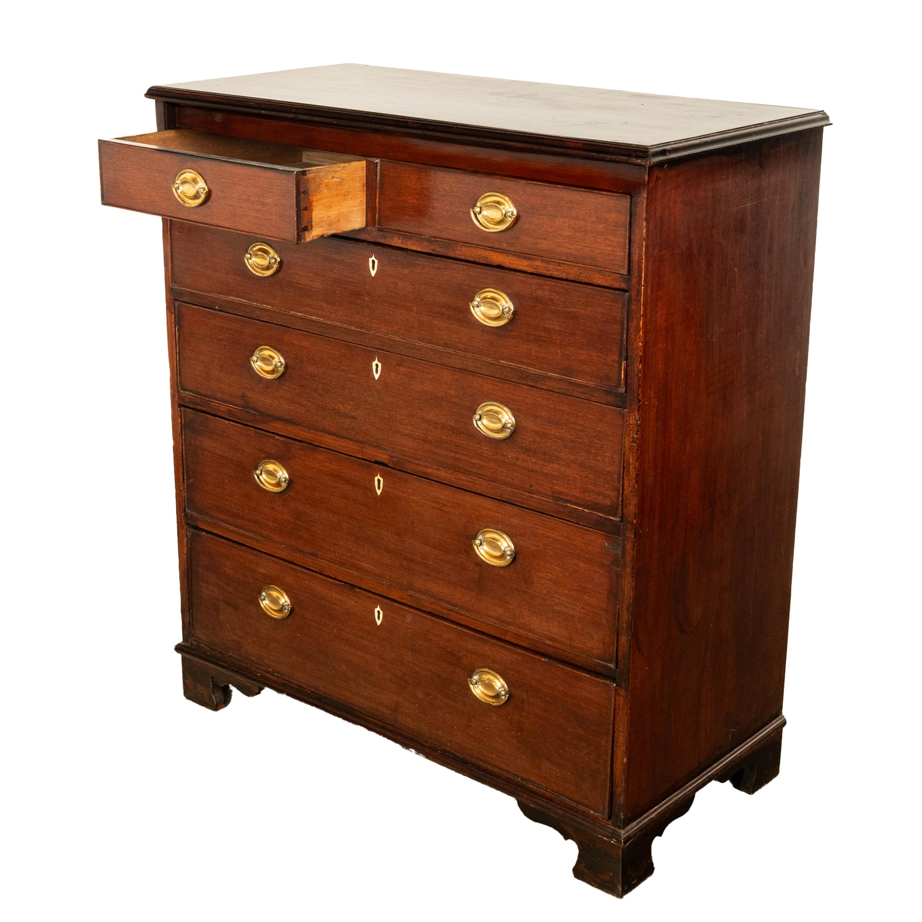 Antico cassettone georgiano del XVIII secolo in mogano con sei cassetti 1790 in vendita 2