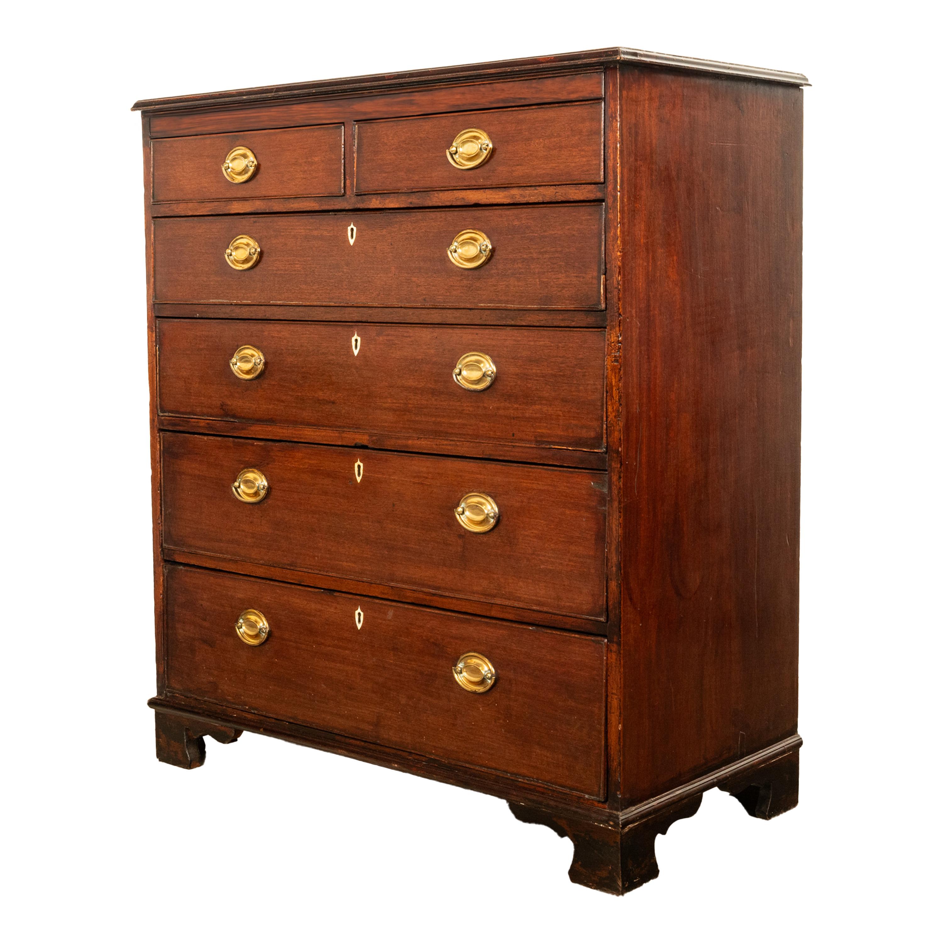 Antico cassettone georgiano del XVIII secolo in mogano con sei cassetti 1790 in vendita 3