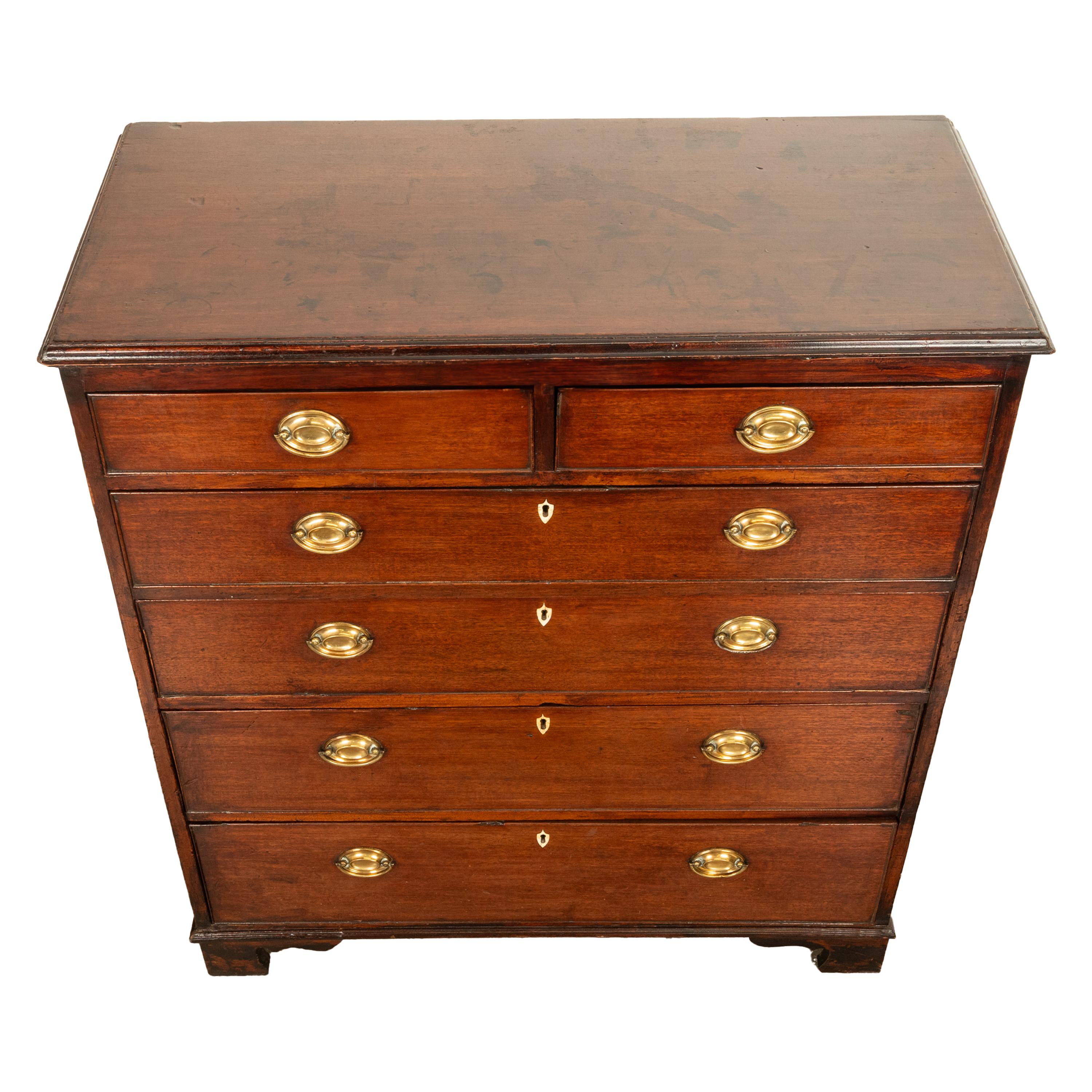 Antico cassettone georgiano del XVIII secolo in mogano con sei cassetti 1790 in vendita 4