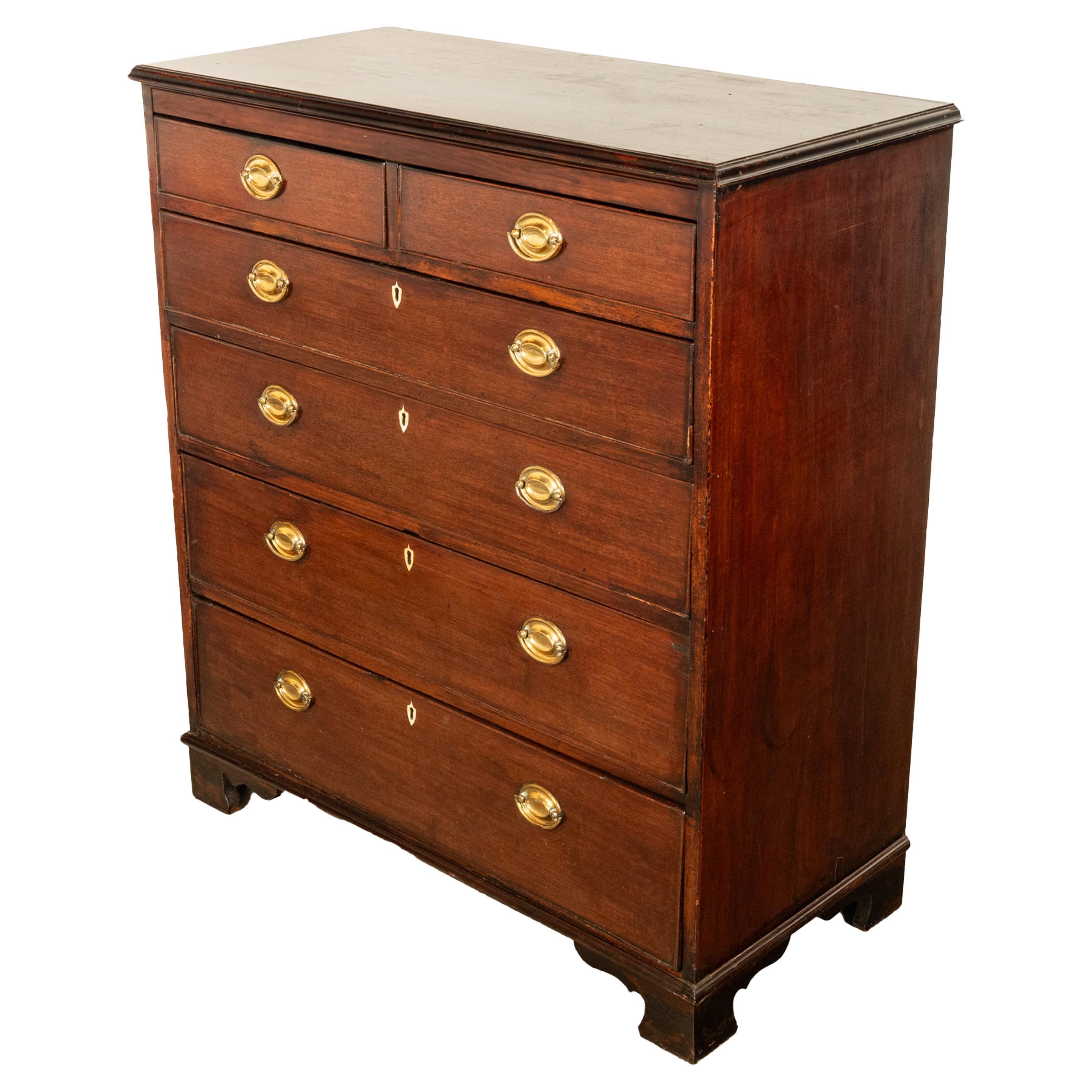 Un'antica cassettiera in mogano georgiano di buona fattura, circa 1790.

Questa bella cassettiera antica di campagna risale alla fine del 1700. La cassettiera è realizzata in mogano massiccio e i legni secondari sono di pino bianco; la cassettiera è