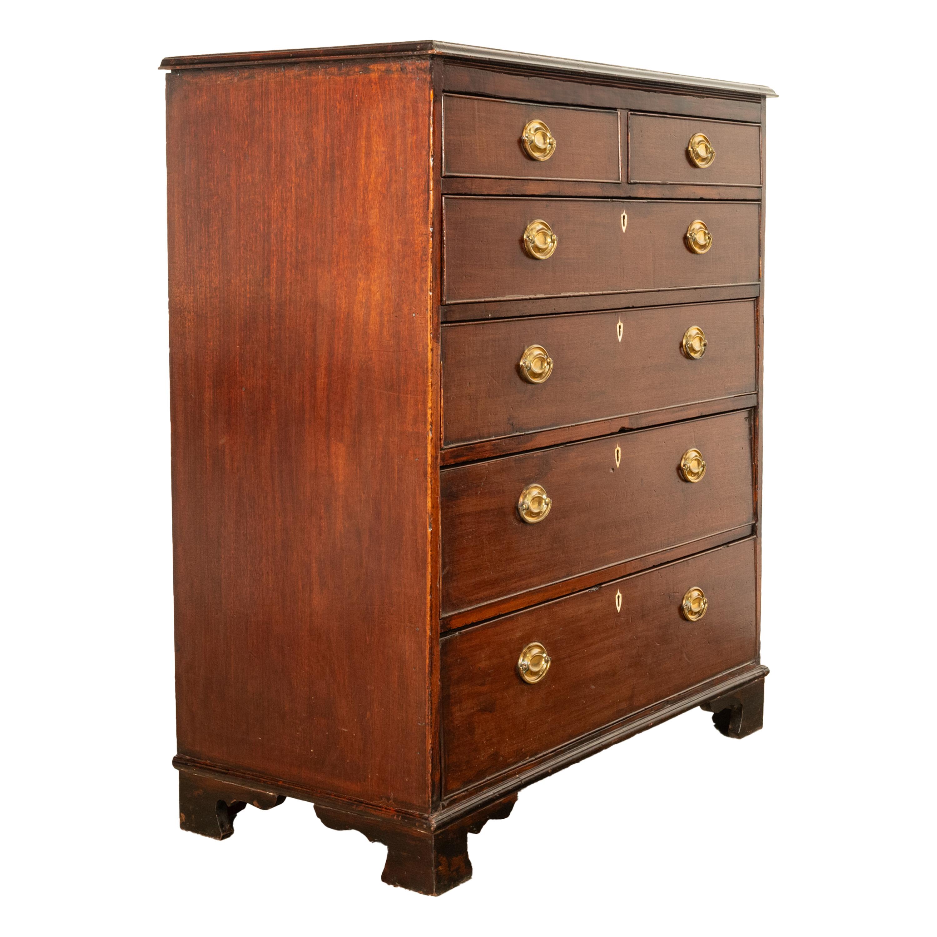 Georgiano Antico cassettone georgiano del XVIII secolo in mogano con sei cassetti 1790 in vendita