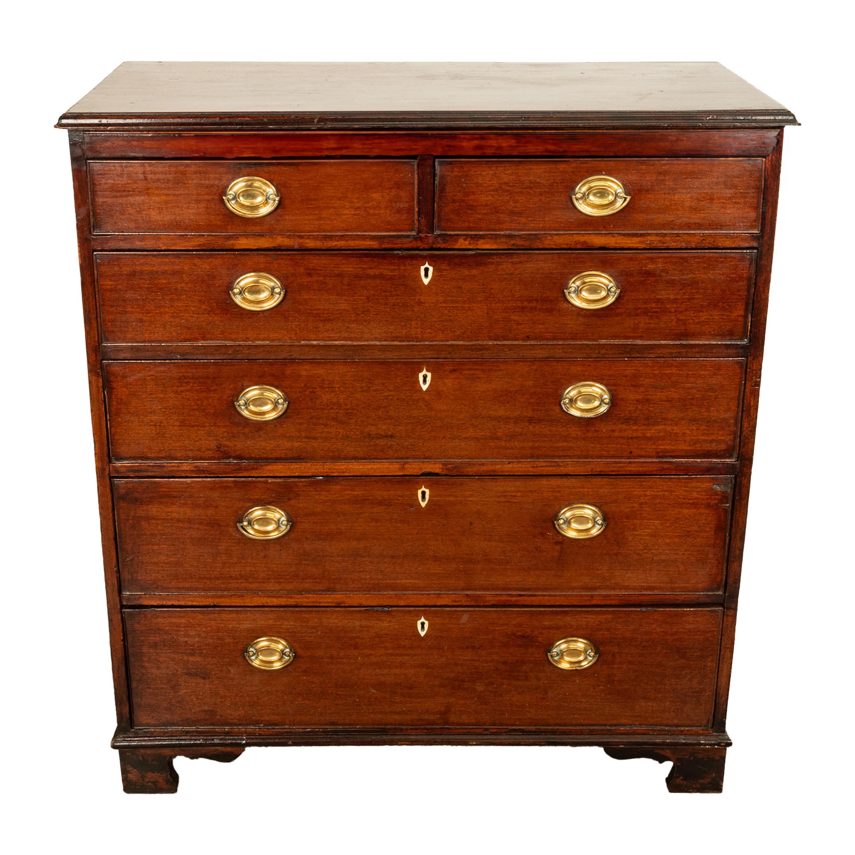 Inglese Antico cassettone georgiano del XVIII secolo in mogano con sei cassetti 1790 in vendita