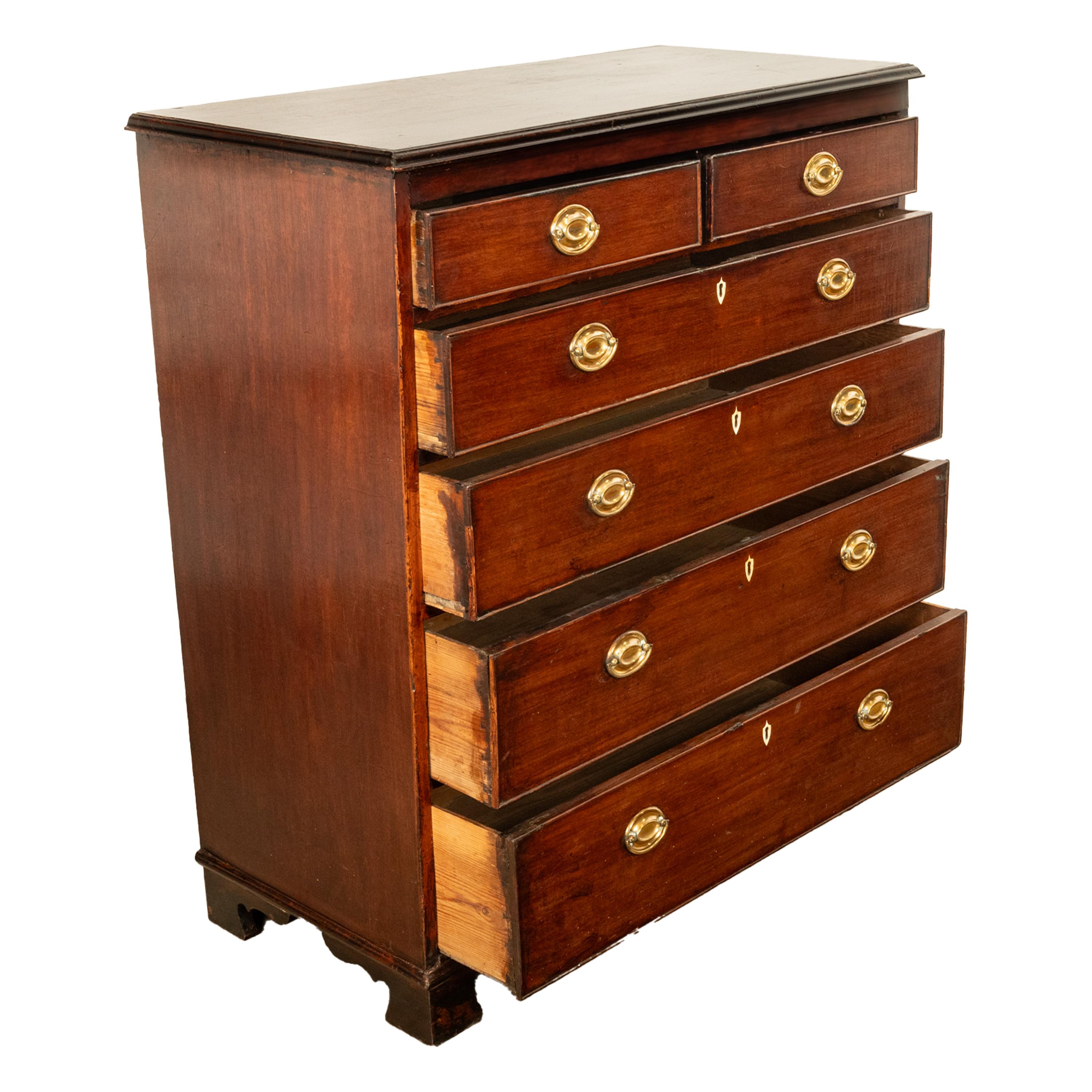 Falegnameria Antico cassettone georgiano del XVIII secolo in mogano con sei cassetti 1790 in vendita