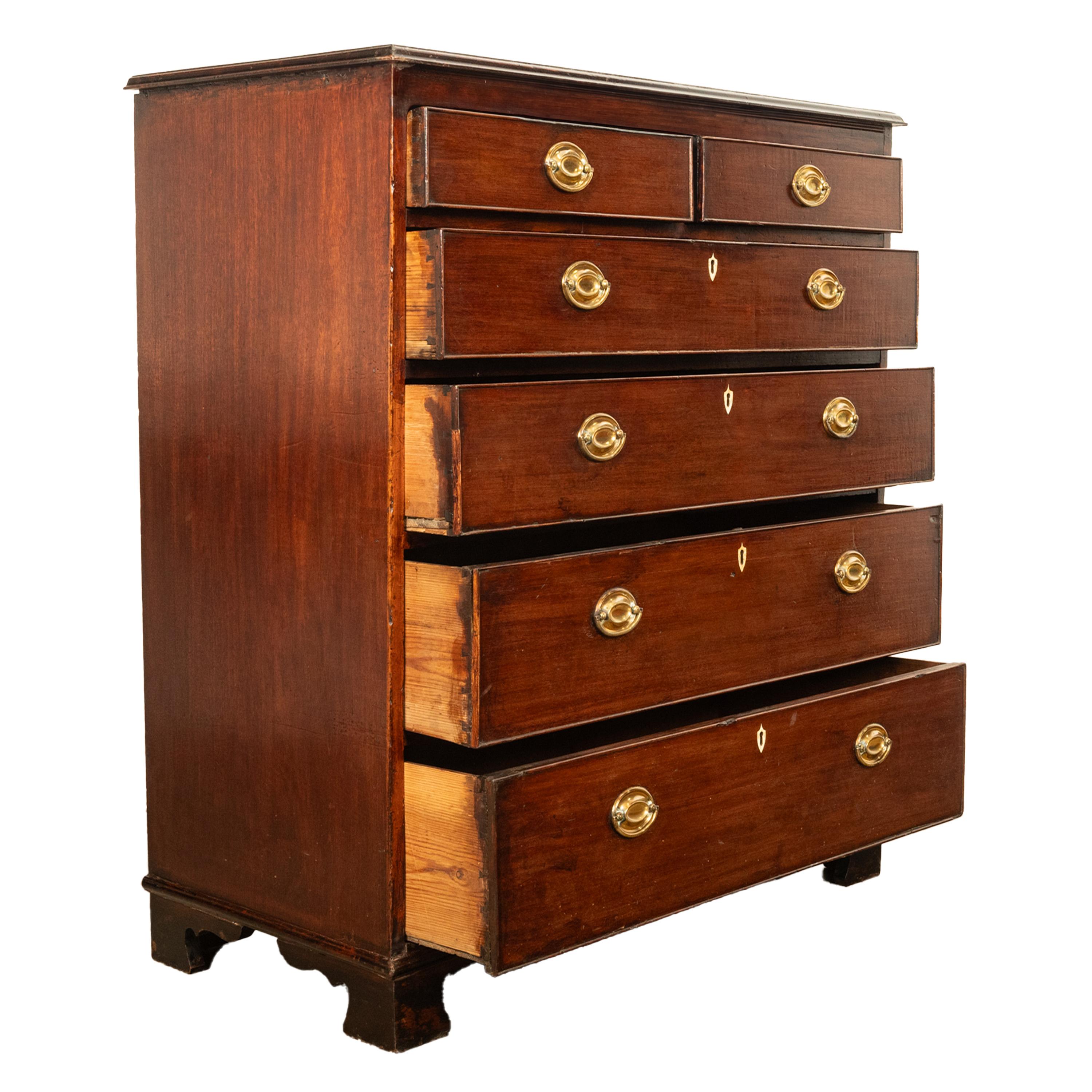 Antico cassettone georgiano del XVIII secolo in mogano con sei cassetti 1790 In condizioni buone in vendita a Portland, OR